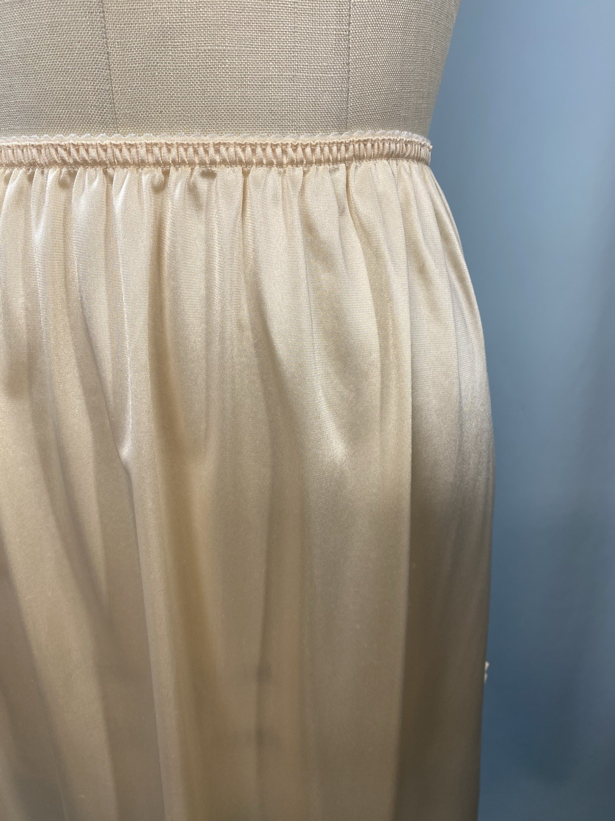 BALI Vintage Half Slip SIZE LARGE beige slit long length 25″ classic