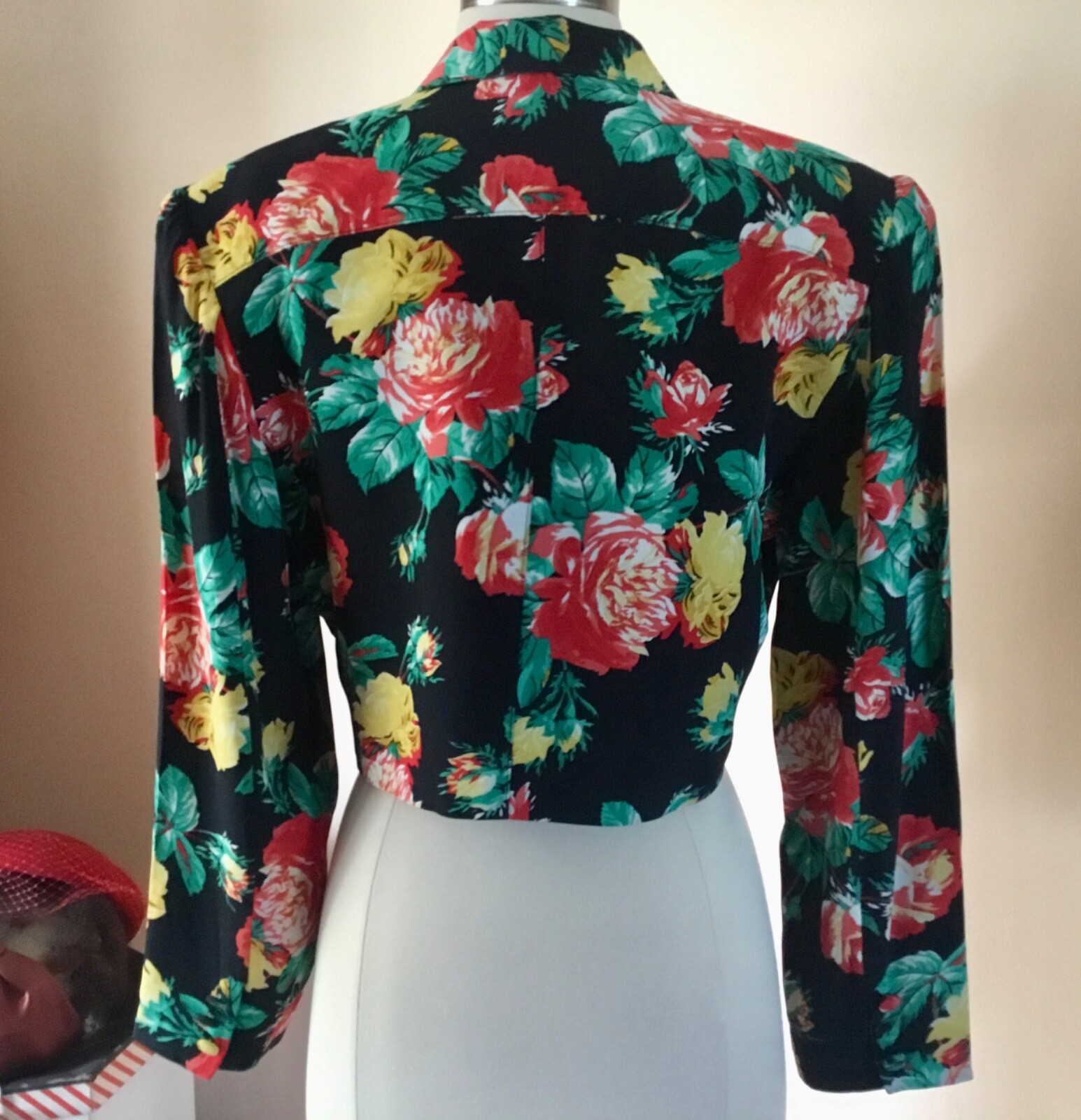 VTG A.B.S. CLOTHING COLLECTION RAYON JACKET SZ SM-PETITE FLORAL ON BLACK USA
