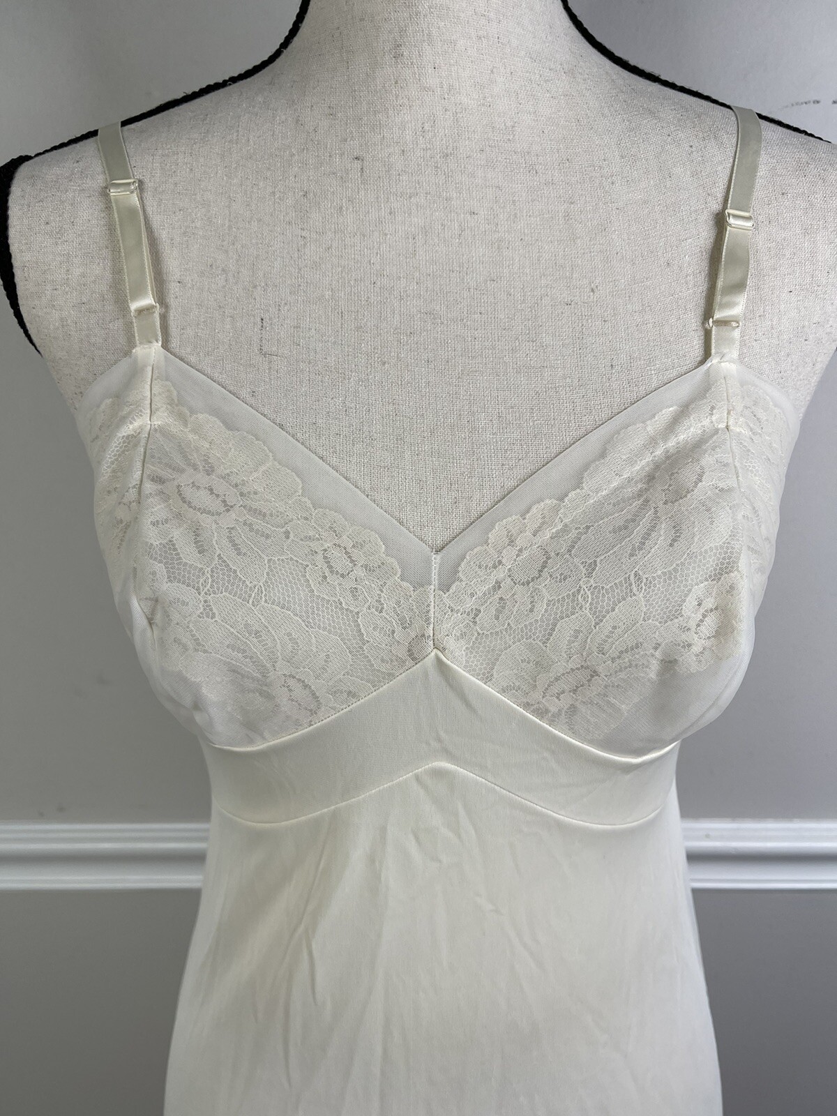 Vintage VANITY FAIR Full Slip Smooth Nylon Chiffon Floral Lace 32 L Gown