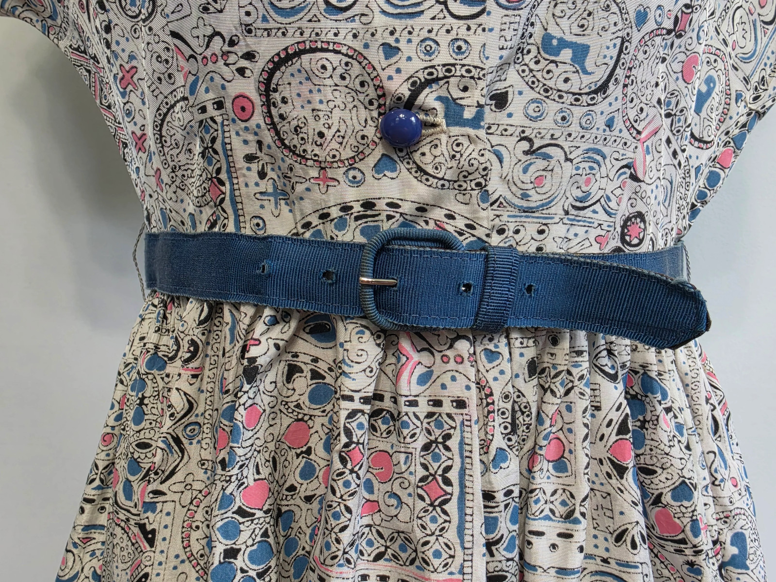 Vintage 1940s 1950s White Blue Pink Abstract Novelty Print Dress Animals Birds
