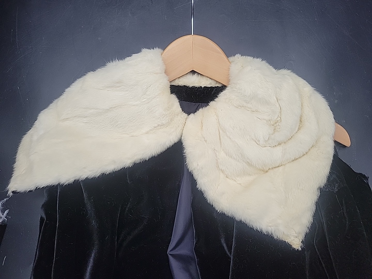 AMAZING VINTAGE 30’S COLLARED BLACK VELVET & WHITE ERMINE ART DECO OPERA CAPE