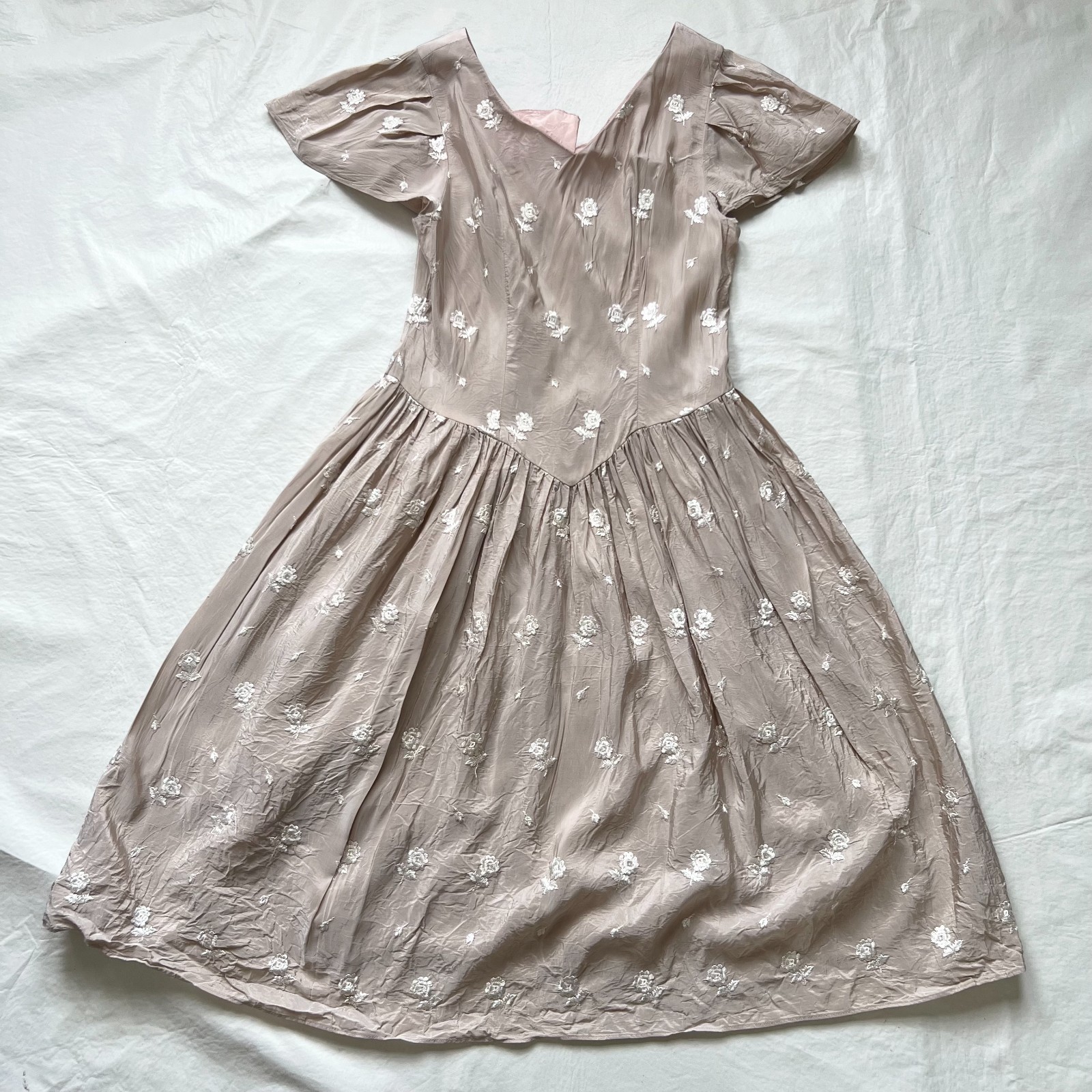 Vintage dress 80s does 50s taupe beige short sleeve embroidered flowers size 4