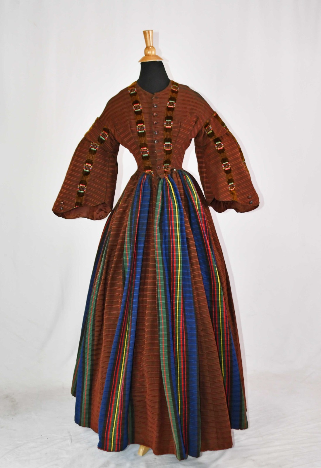 VICTORIAN LADIES DAY DRESS WITH WIDE PAGODA SLEEVES, c.1850’s