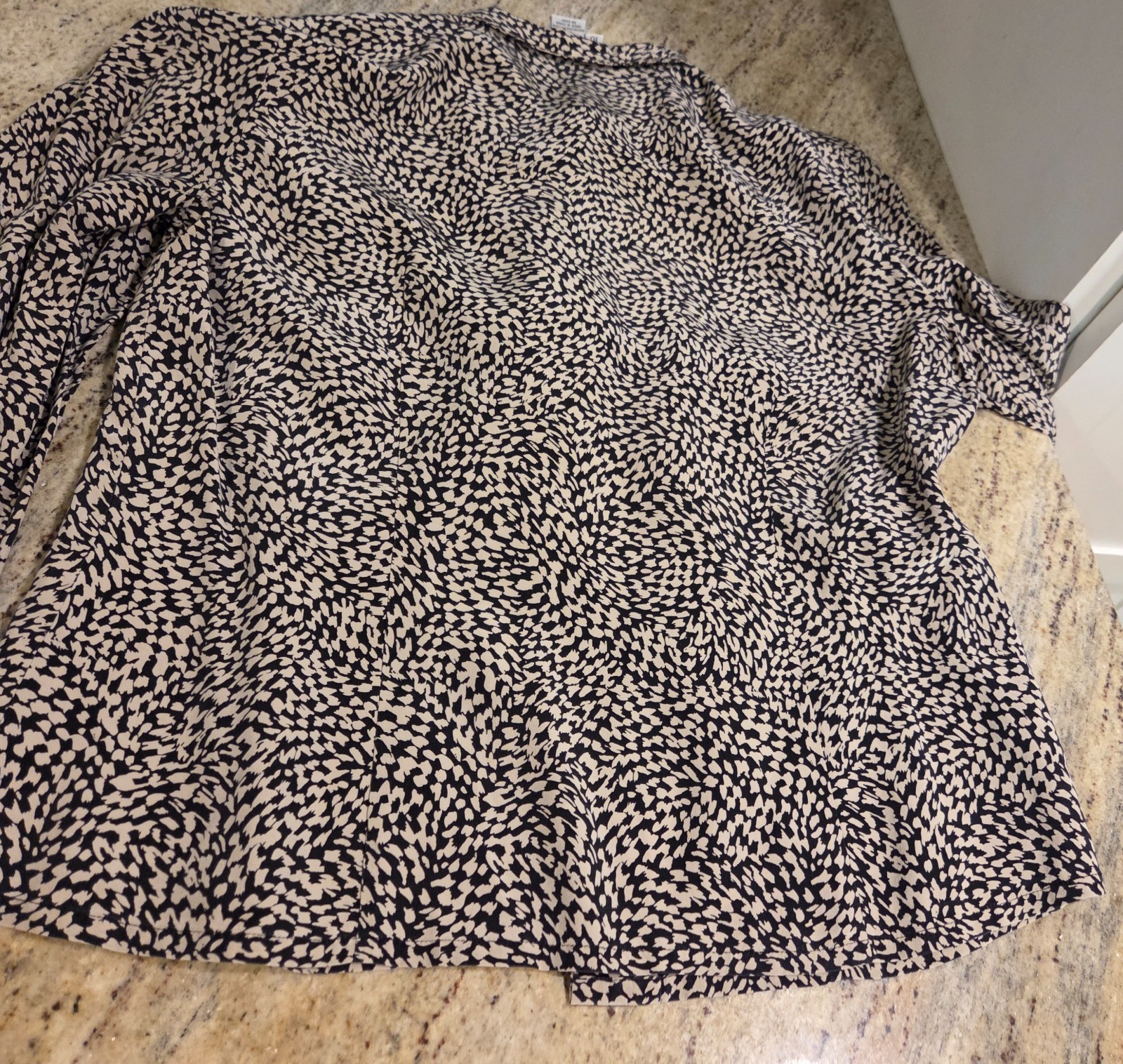 Carlisle Vintage Women’s 100 % Silk Animal Print Blouse Size 10 Old Money Artsy