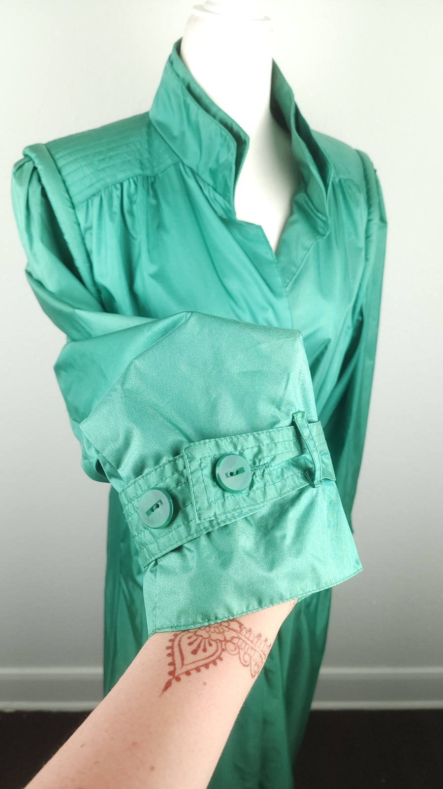 Vintage 70s 80s Green Raincoat Trench Belt Water Resistant Shoulder Pads Size M
