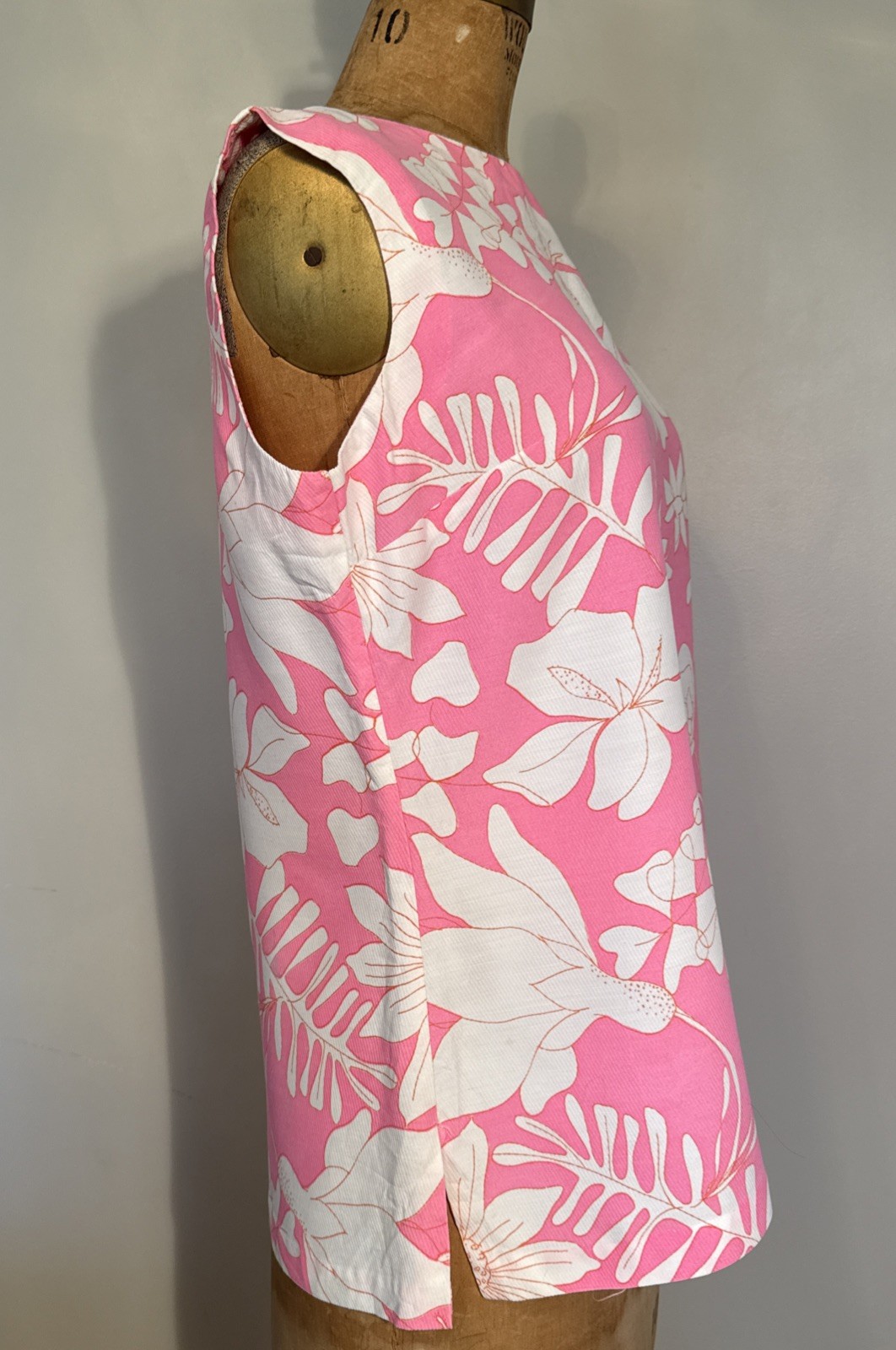 Vintage 1960’s Shell Tank Blouse Hawaiian Print Fabric Back Buttons Union Made M
