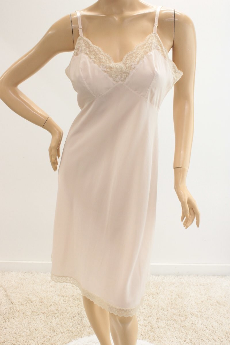VTG Neiman Marcus Full Slip size 38 Beige Pink Wide Lace Trim Pinup Moulin Rouge