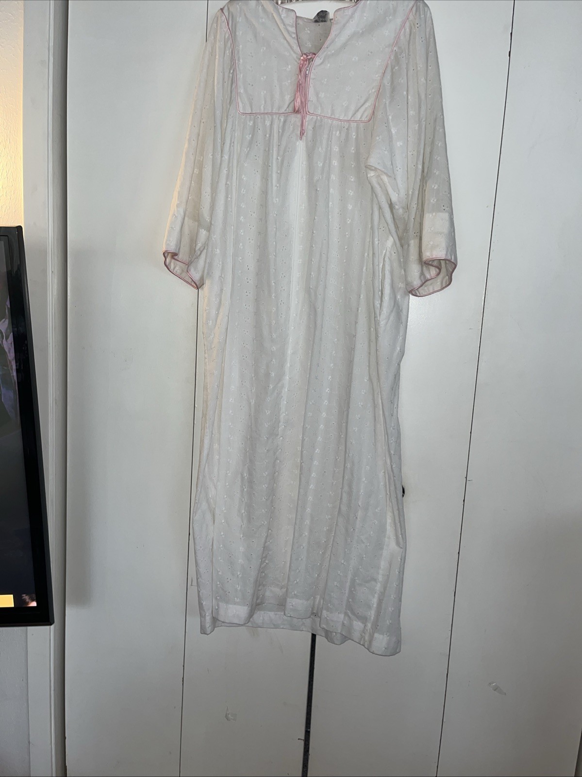 VTG Ariel White Lace Robe Pink Satin Medium Eyelet Housecoat Nightgown Pink 60s