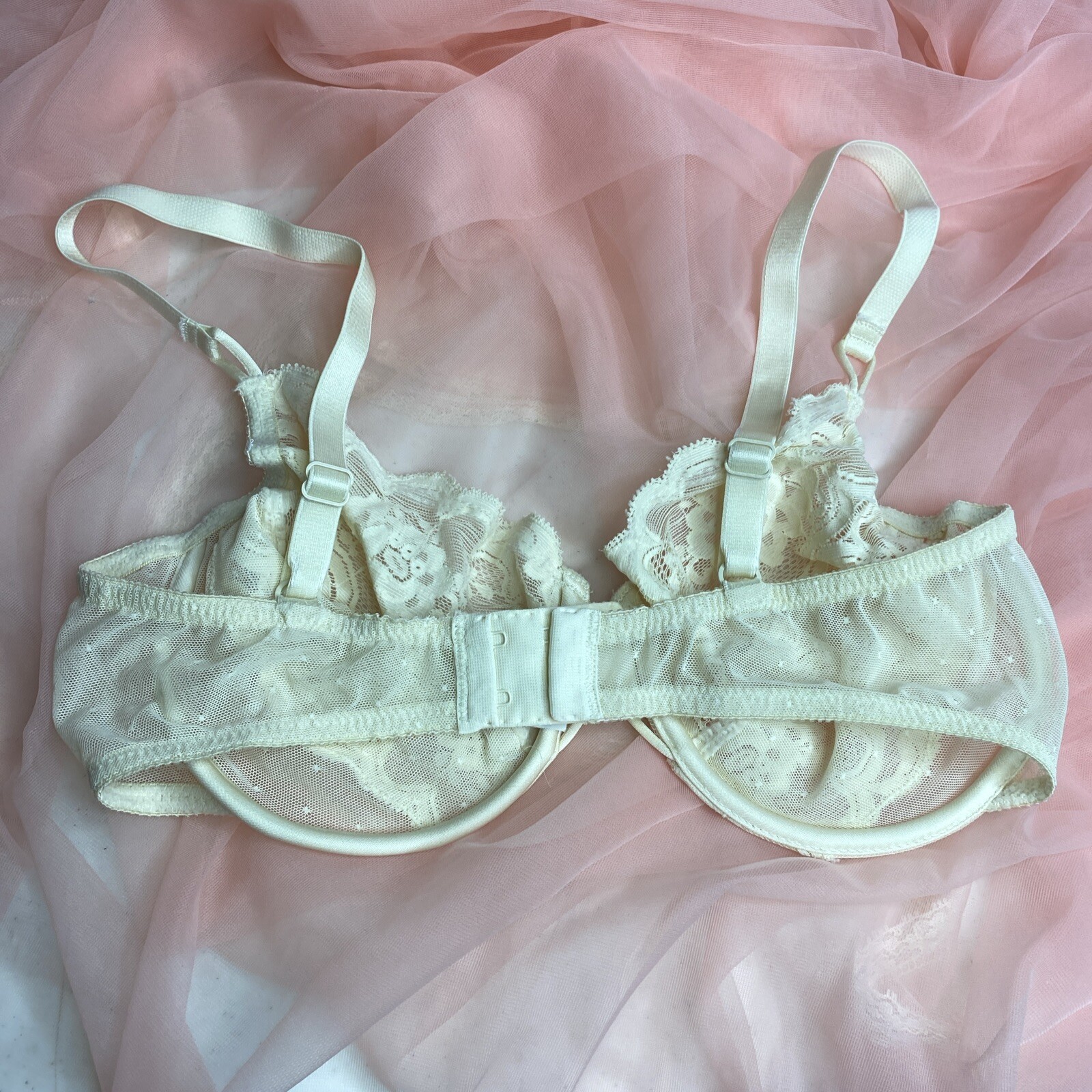 Vintage Vanity Fair Nylon Lace Unlined Bra Size 34D Ivory Underwired Fem 75-075