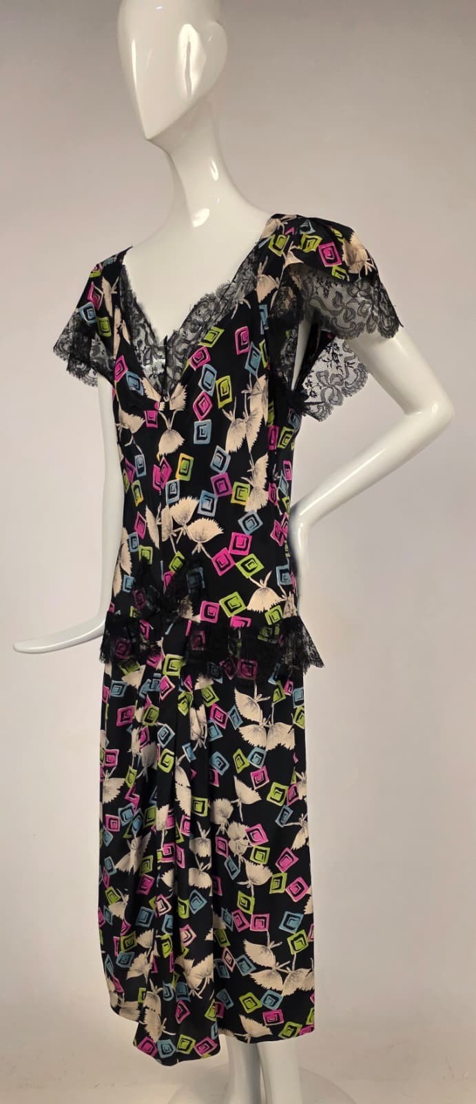 UNIQUE VINTAGE 1940’S BALLERINA PRINT SILK DRESS W SILK CHANTILLY LACE TRIM
