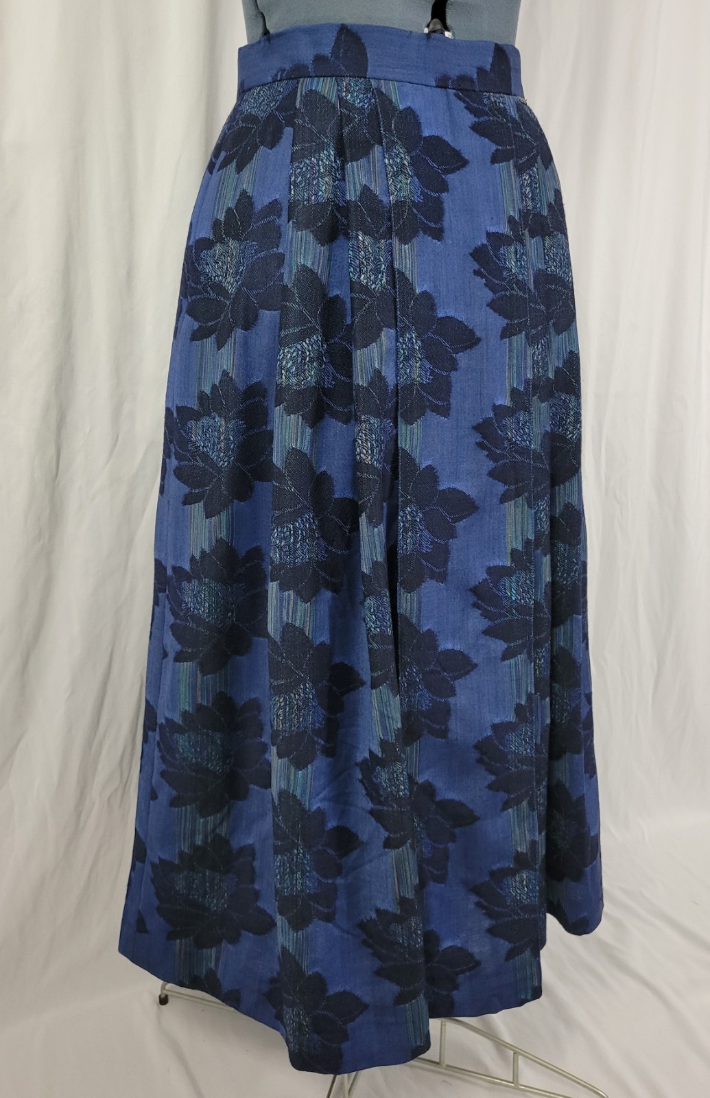 Vintage Geiger 100% Wool Blue Pleated Skirt w Black Flowers Size 40 (US Med)