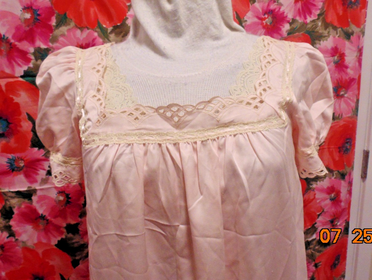VTG Bert Yelin for Iris Pink Satin Long Night Gown Lace Eyelet Ribbon Trim SZ S