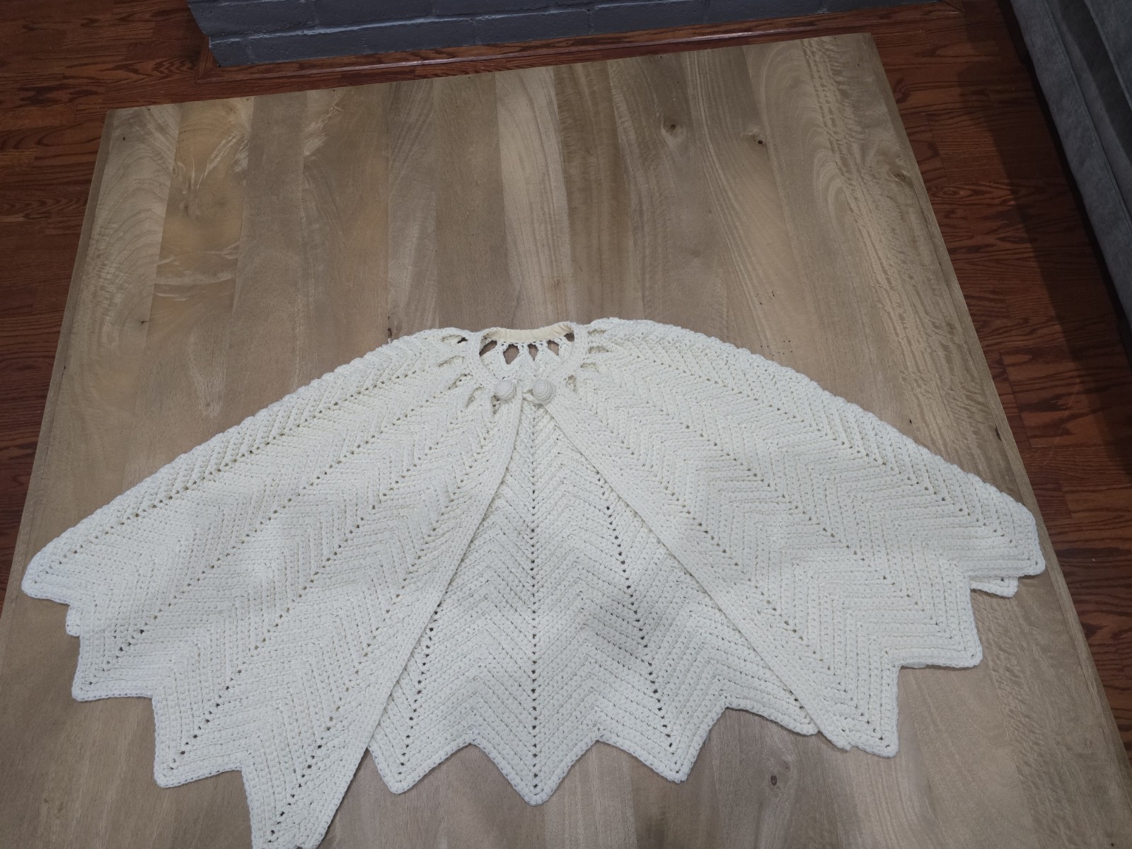 VTG 70s Handmade Crochet Cape Poncho Ivory Chevron Zig Zag Scalloped Knit Shawl