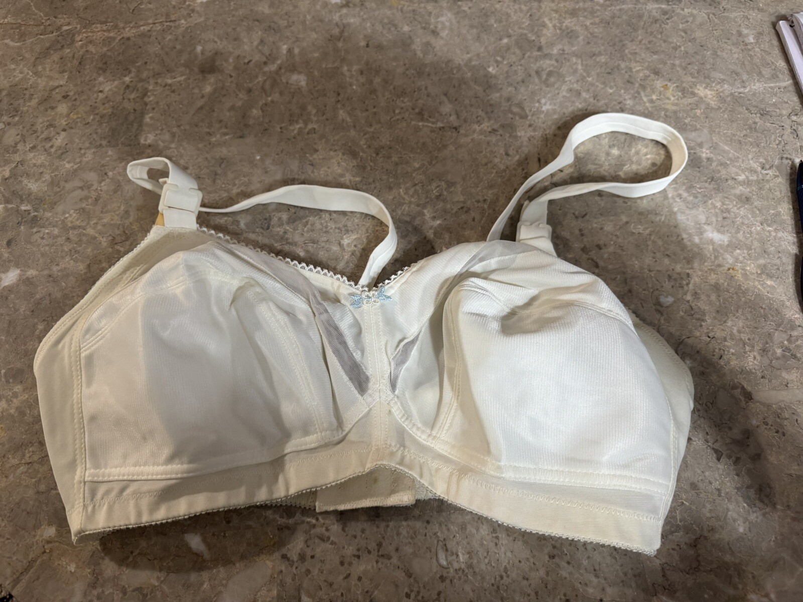 VINTAGE MAGIC TOUCH GLAMORISE BRA! 40 C. CREAM