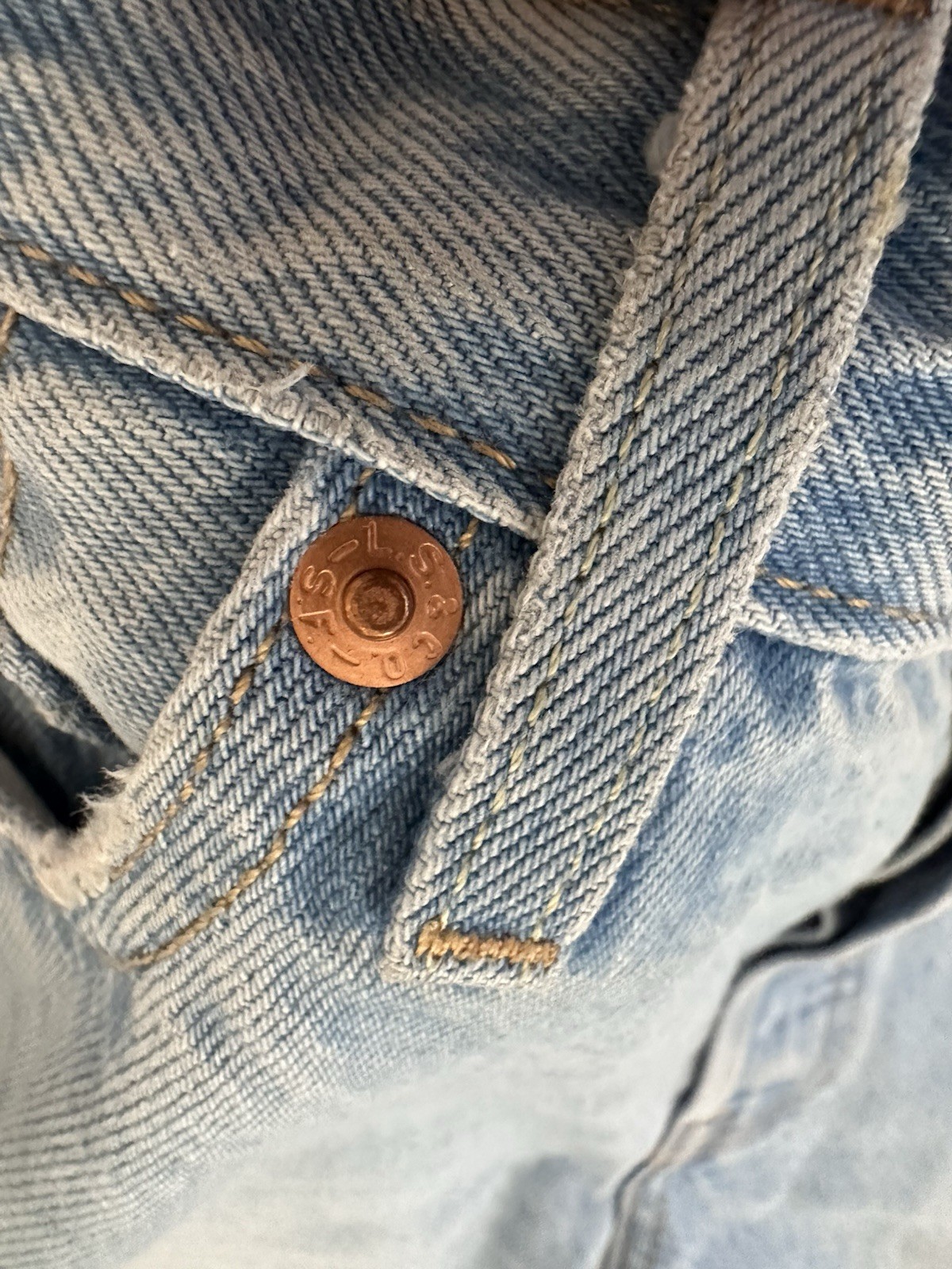 Levi’s Men’s Light Wash Blue Denim Straight Jeans Regular Fit 5-Pocket