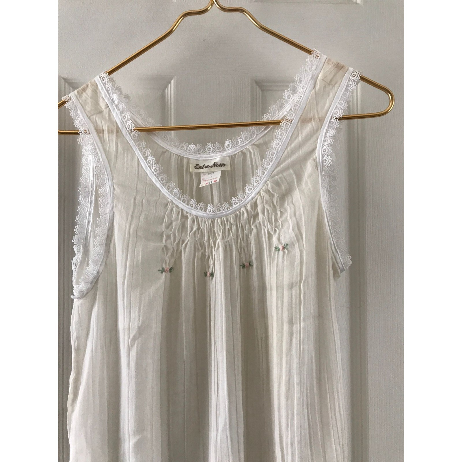 Entre Nous White Maxi Night Gown Peach Flowers Green Leaves Size Medium 1970’s