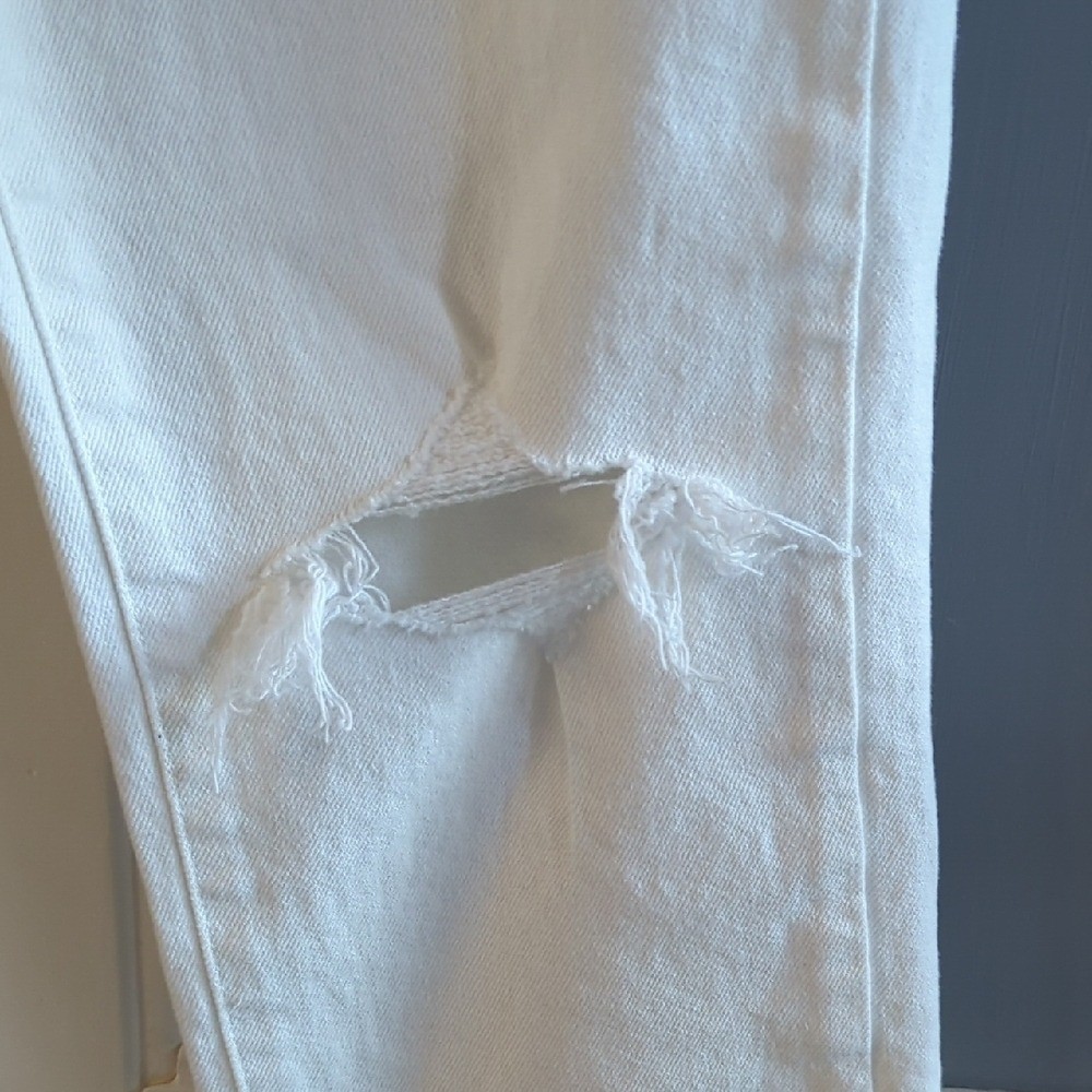 Universal Thread 80s Slim White Jeans | High Rise Vintage Style Distressed Knee