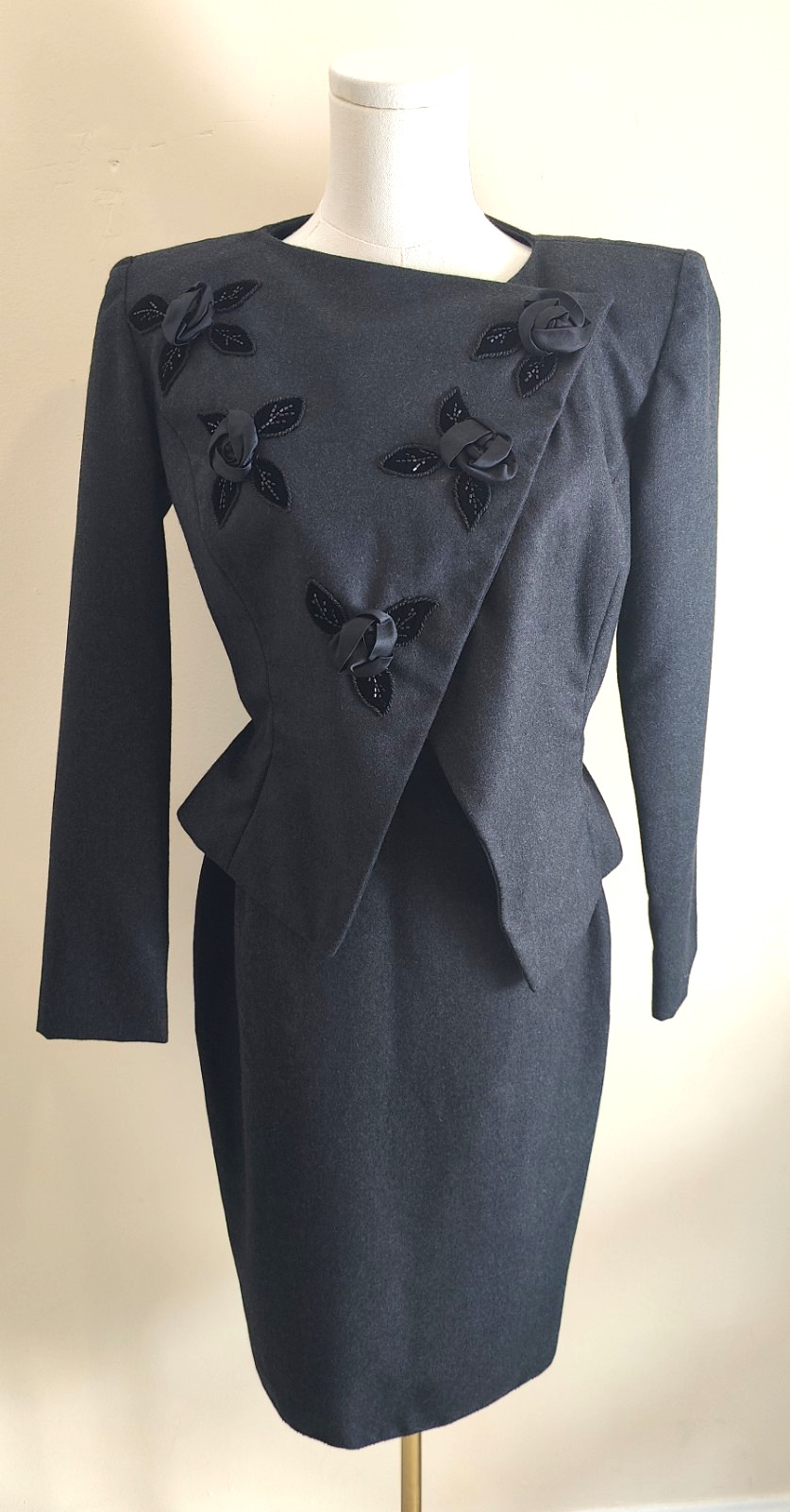 Vicky Tiel Couture Bergdorf’s VTG Black Wool Suit Rose Applique – FR Size 36