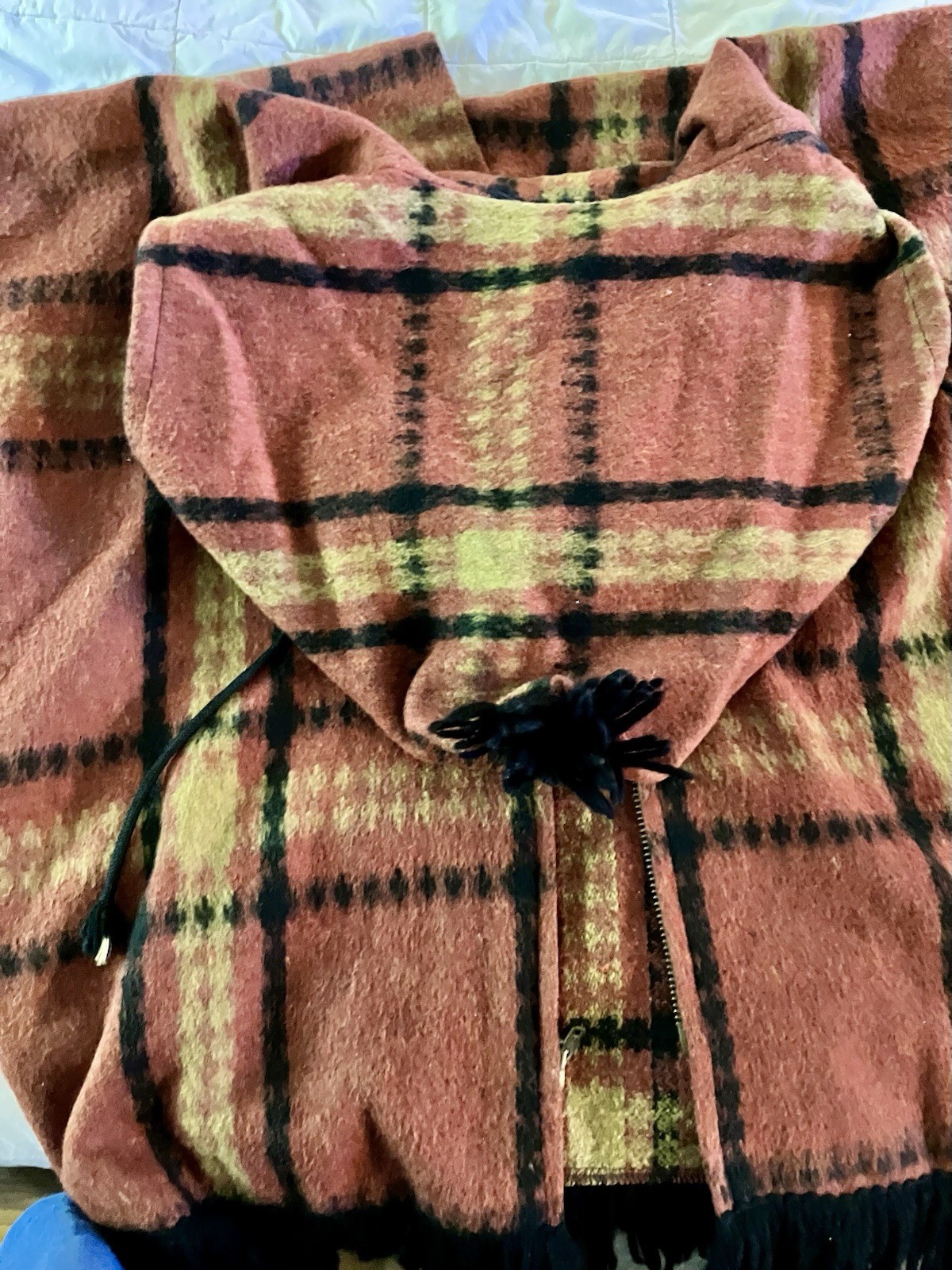 Vtg. XL Womens Queen of the Capes,Country Place Heavy Plaid Cape Hooded Poncho
