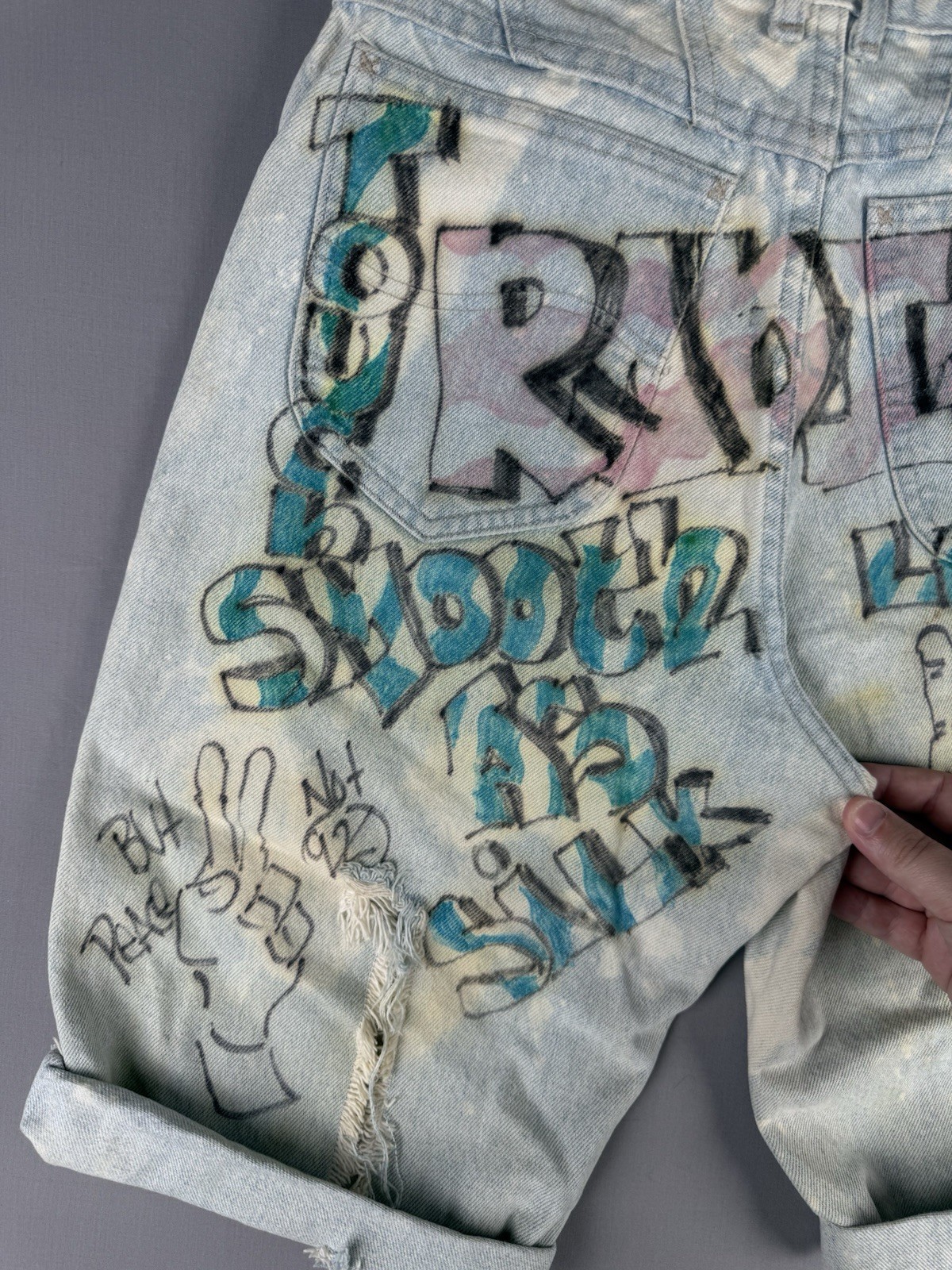 90’s VINTAGE Lee Riders Senior Denim Shorts Size 9 Women Hand Drawn RARE