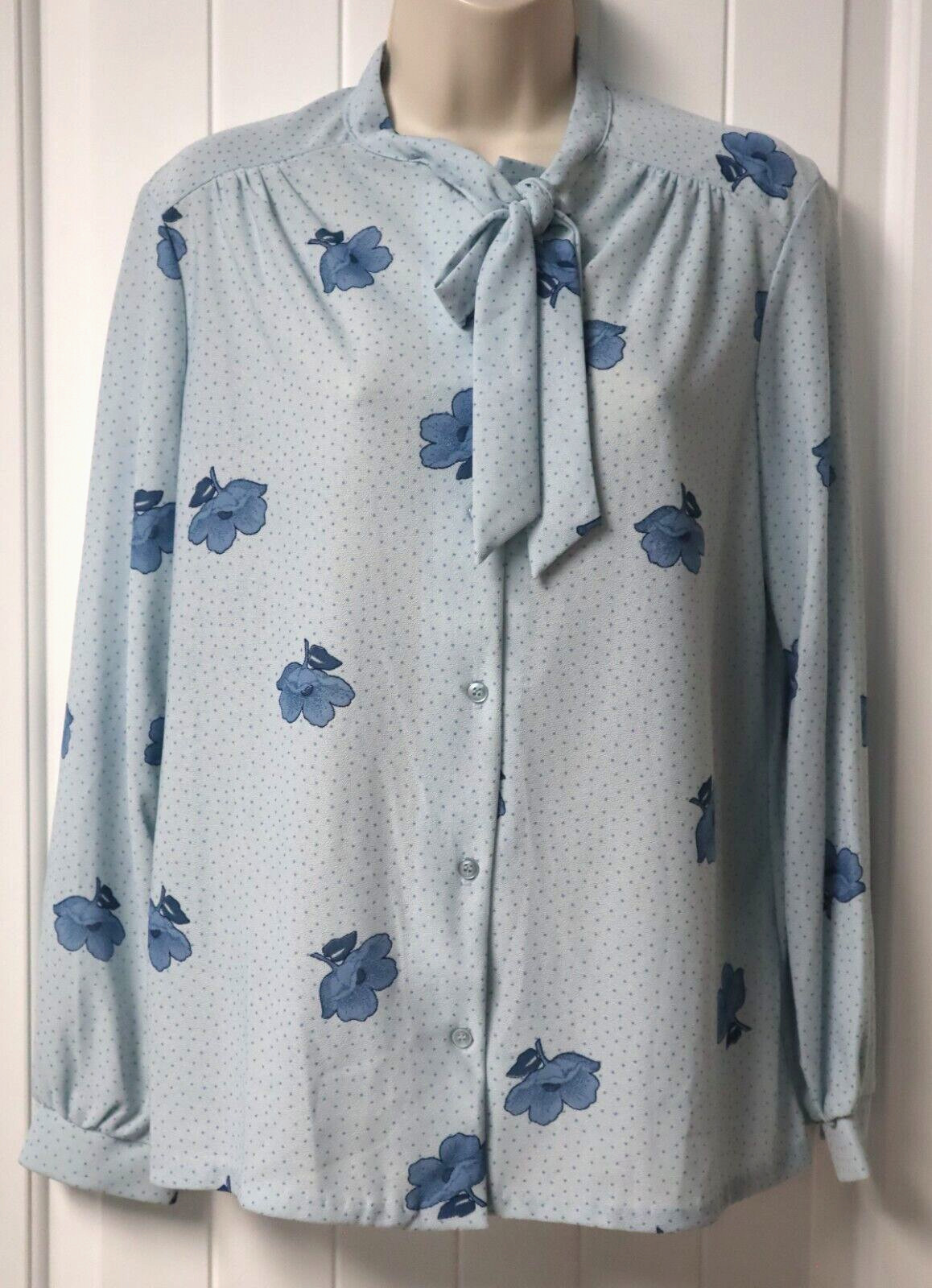 Vintage 1970s ECCOBAY long sleeve button up floral blue blouse size 13-14 (USA)