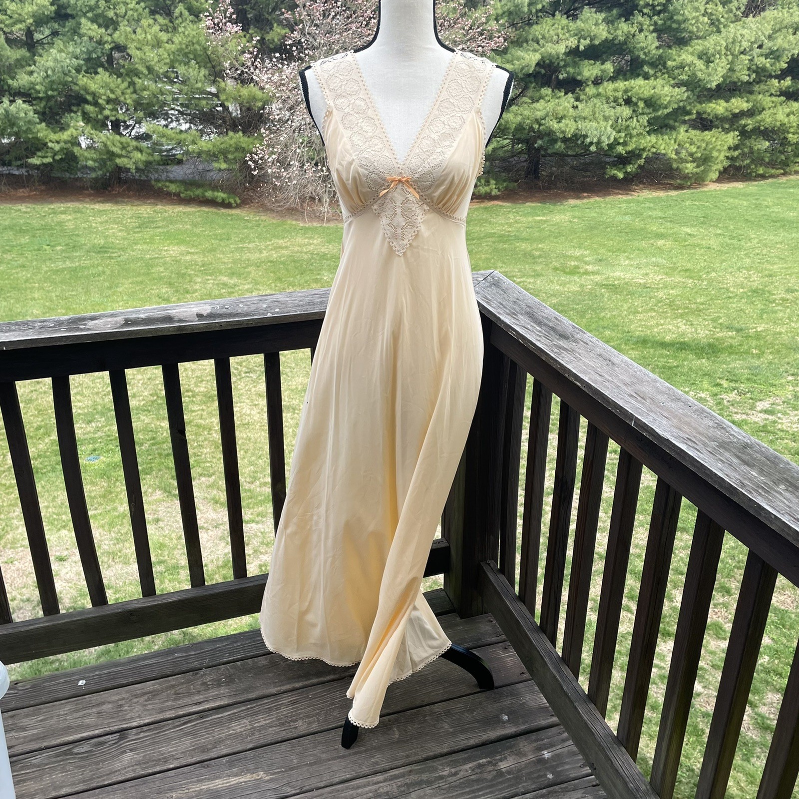 VANITY FAIR Peignoir Set Dressing Gown Robe Lace Peach Dainty Nylon 70s Vtg