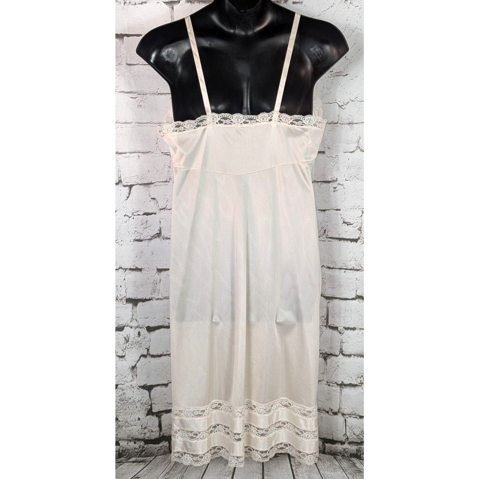 VINTAGE MOVIE STAR Shiny Stretch Satin Nylon Lace Slip Glamour Feminine Size 44