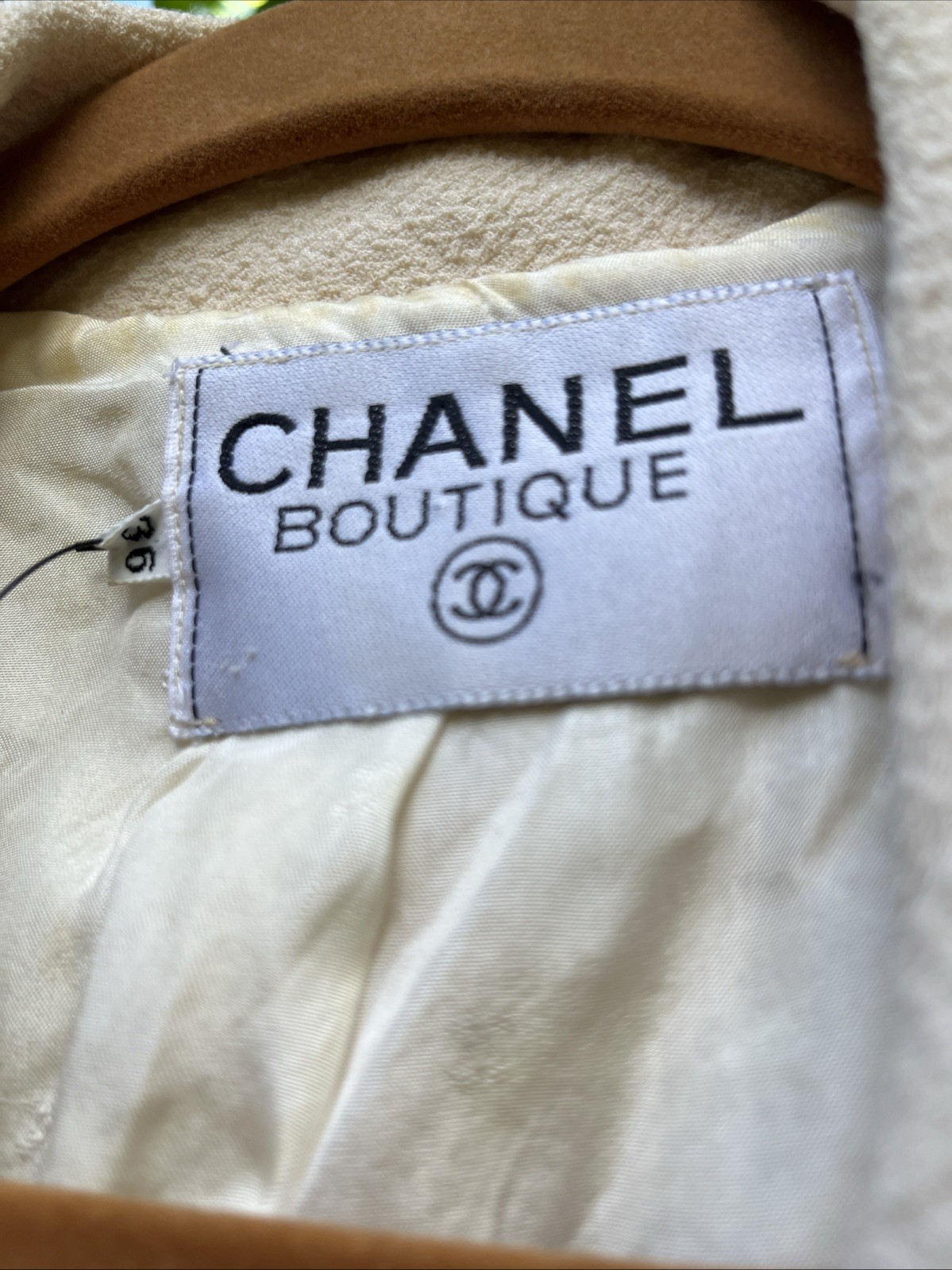 Chanel Vintage Spring 1989 White Wool Crepe Jacket 36 Chain Gold CC Buttons 36