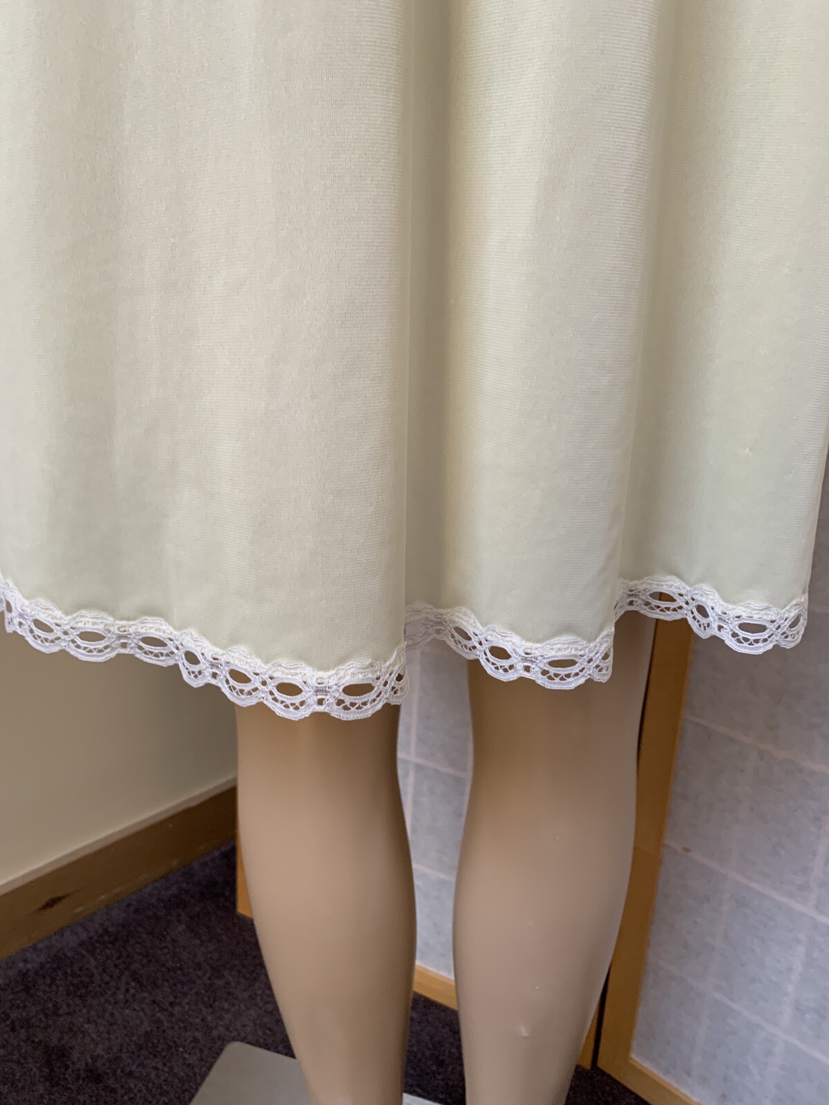 VINTAGE VANITY FAIR PALE YELLOW NYLON NIGHTGOWN & ROBE SET–SIZE XSMALL