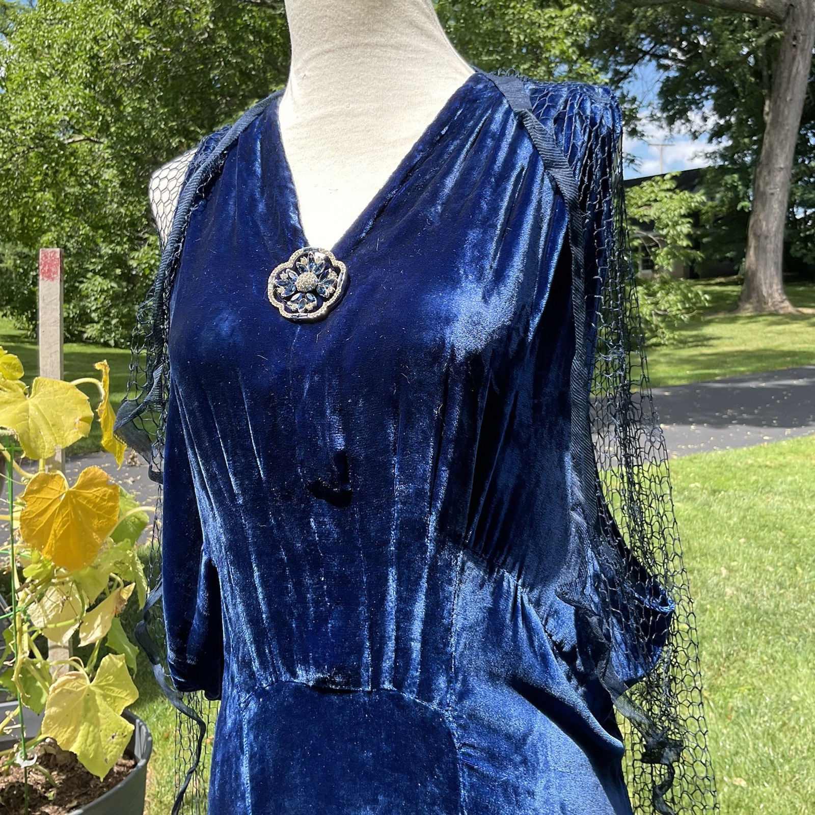 VINTAGE DRESS 20s 30s . VELVET FLAPPER STYLE DRESS/ SPIDERWED CAPELET. JEWELS !