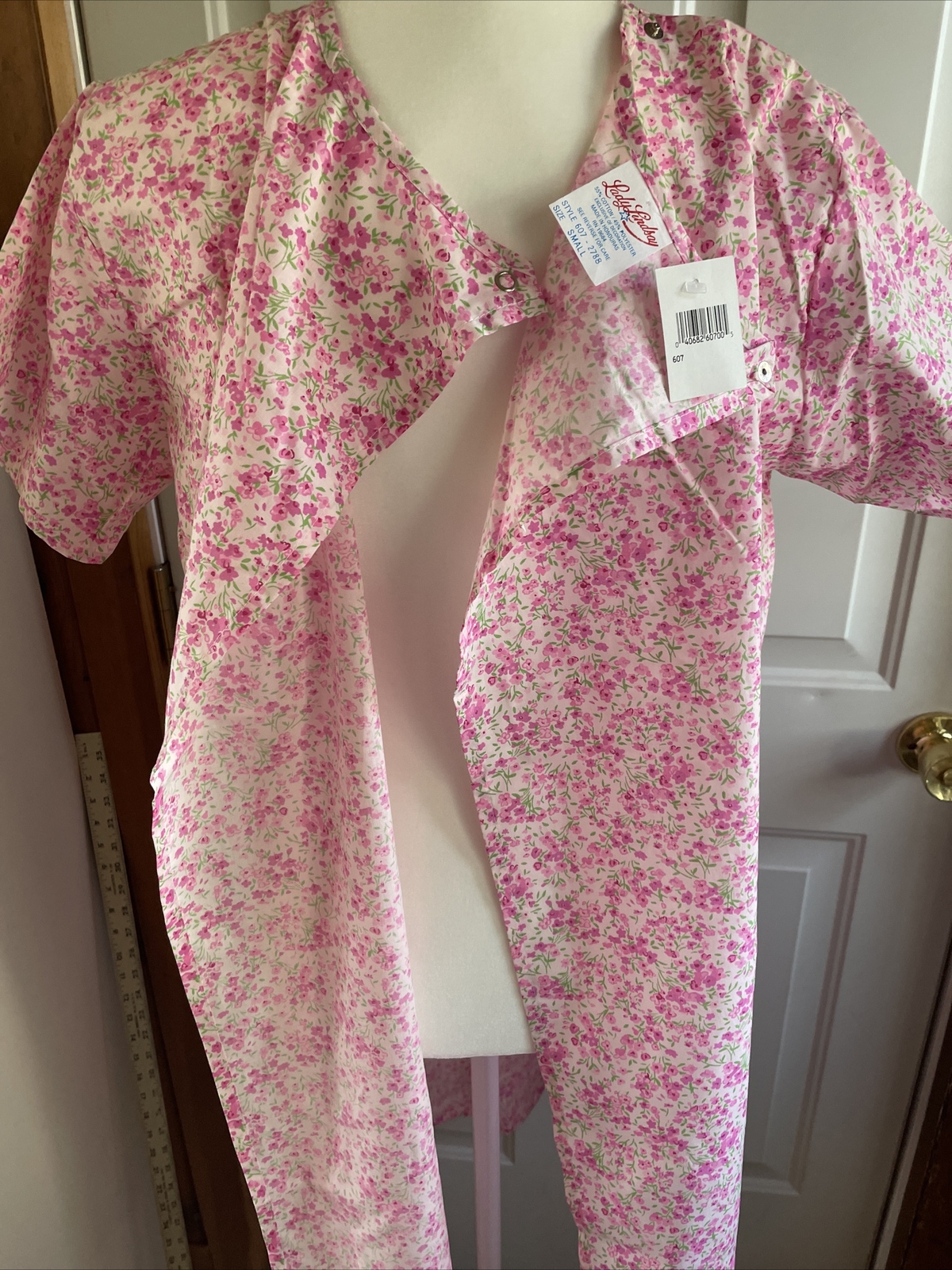 NWT Lady Lindsay Women’s Small Floral Hospital Gown Snap Open Back Dress Pink 1