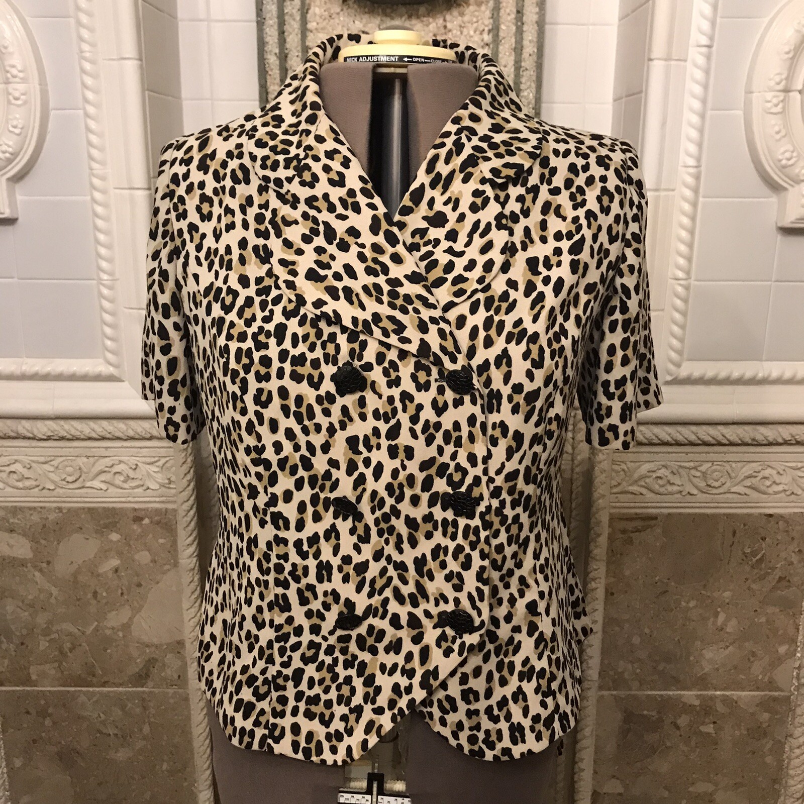 LESLIE FAY PETITES. Size 14WP. Double Breasted Short Sleeve Top. B22