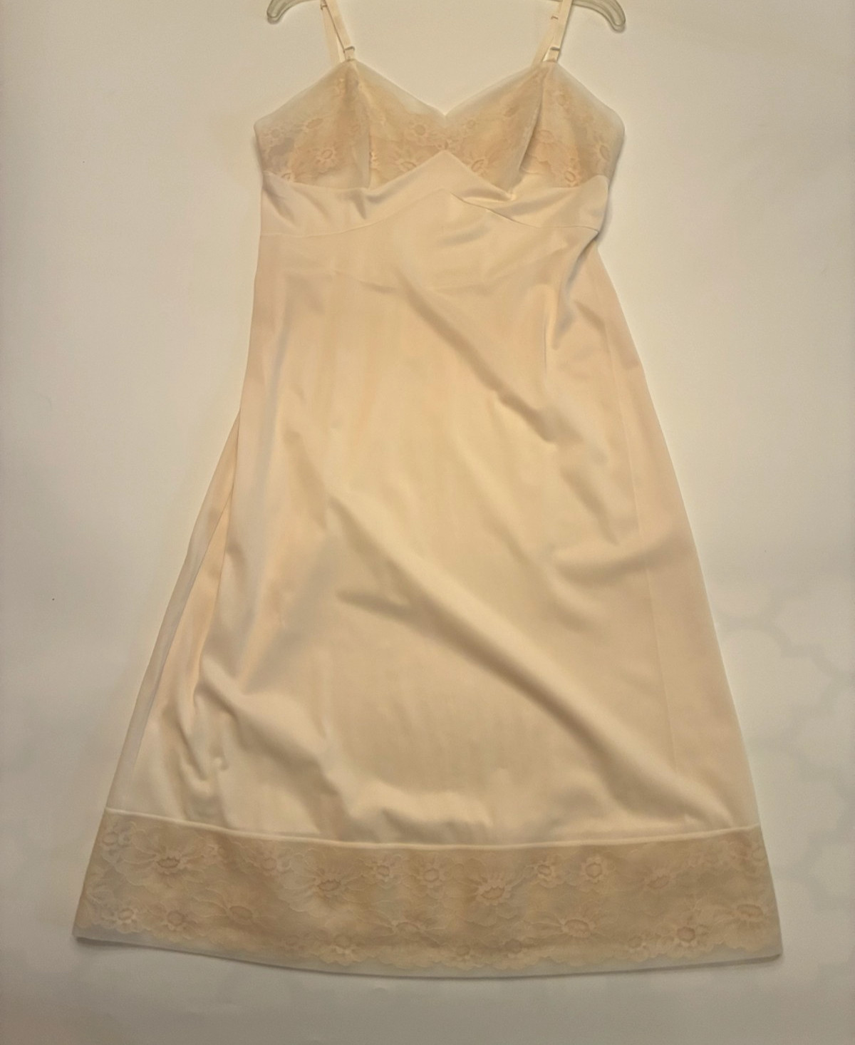 Vintage VANITY FAIR Ivory FULL SLIP Sz 34 L Medium CHIFFON LACE Coquette Nylon