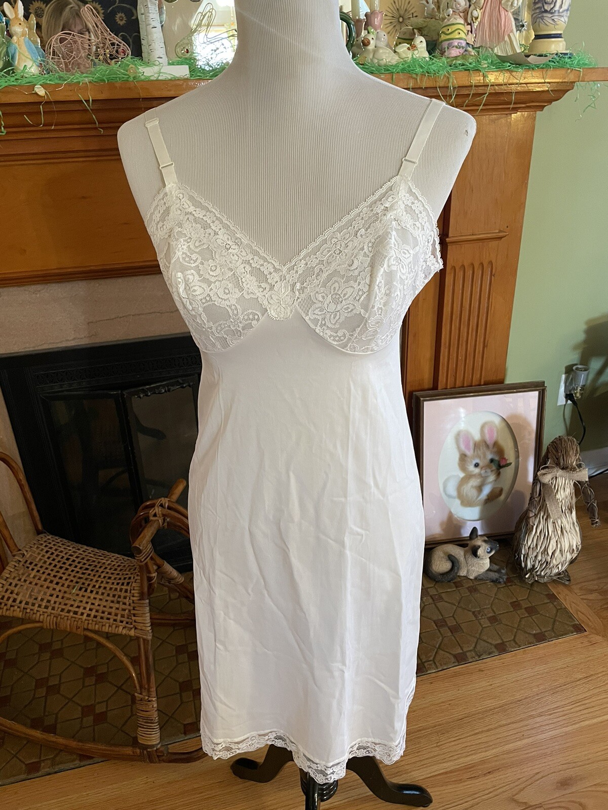 VINTAGE SHADOWLINE IVORY SLIP WITH LACE SIZE 34 PINUP GIRL!