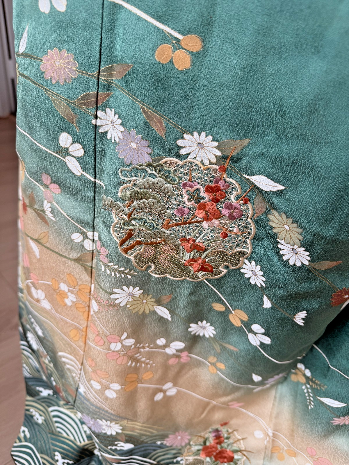 Vintage Japanese Kimono | Green Wave さが美 (Sagami) brand embroidery | 100% silk