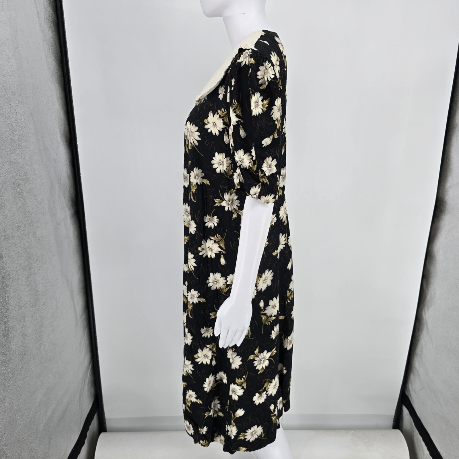 Vintage 1990s Caroline Wells Collection Pilgrim Collar Black Floral Dress (8/M)