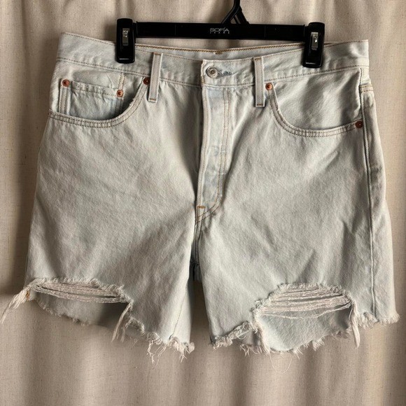 White Levi’s 501 denim shorts size 32 distressed
