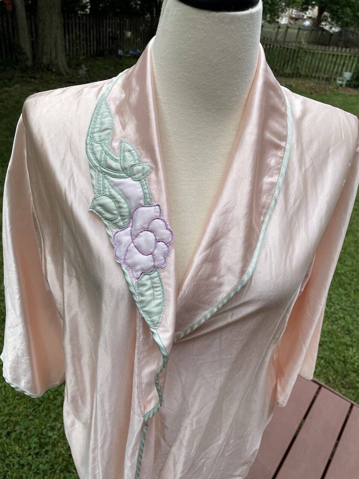 Embroidered Pale Pink Long Robe With Floral Collar & Tie Closure Vintage Small