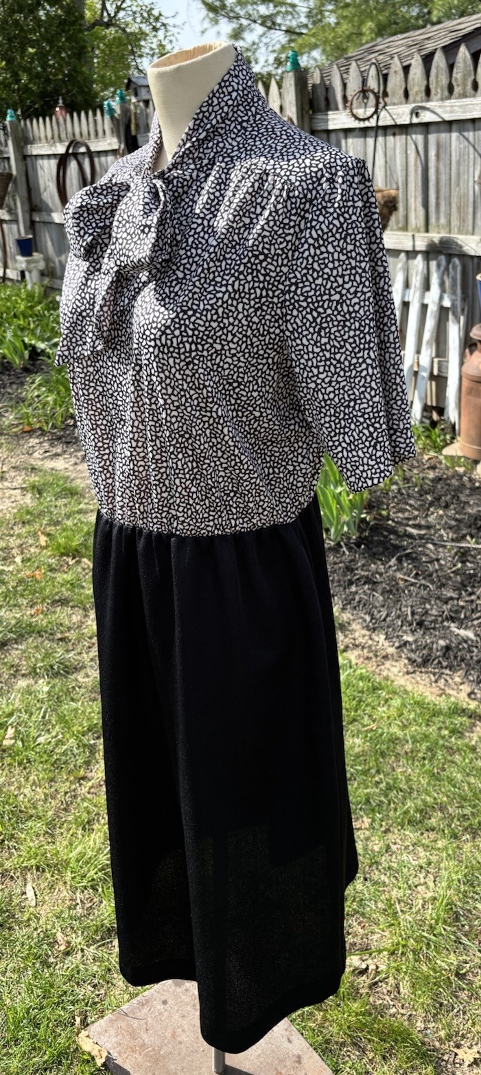 VTG 1980s Secretary Dress Pussy Bow Midi Pencil Sz L B40 Black White Stretchy