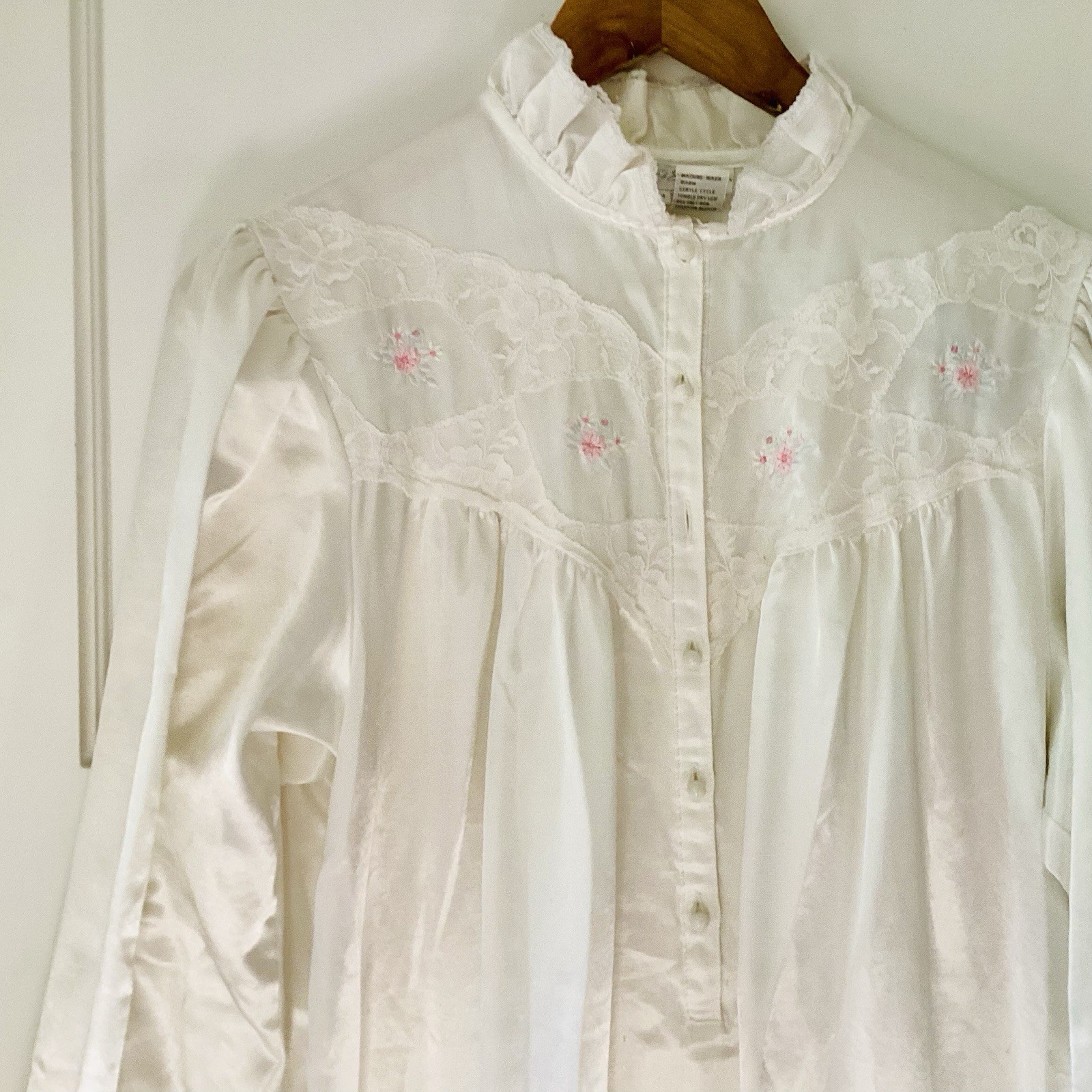 Miss Elaine vintage Sz M nightgown Ivory Long Sleeve poly satin lace bodice USA