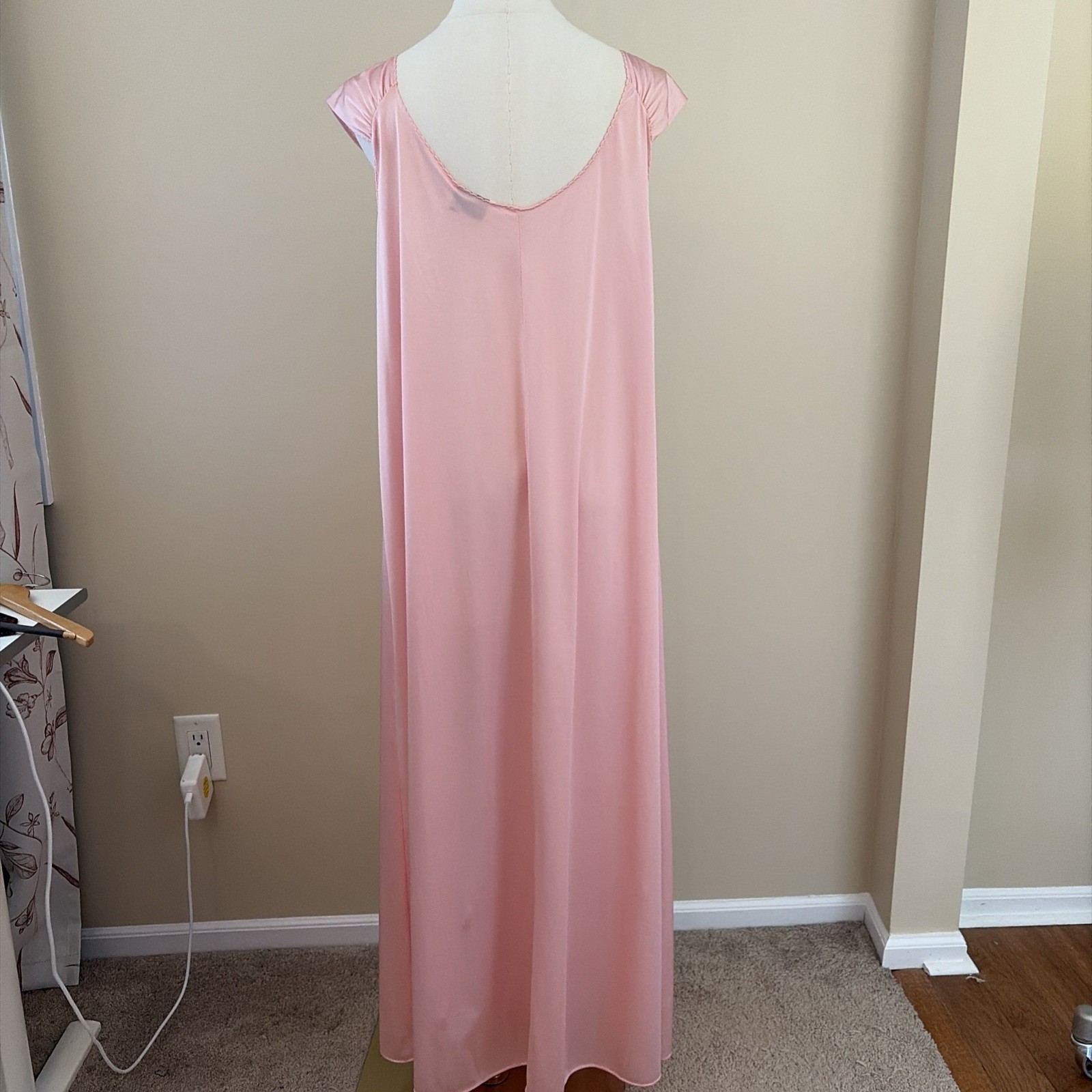 VTG 70’S Vanity Fair Embroidered Sweeping Gown Nightgown Size M Sweeping Skirt