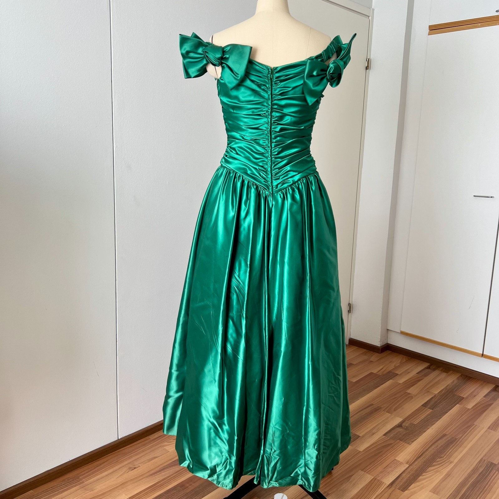 1980s JOHN CHARLES Green Off Shoulder Prom Gown Romantic Party Evening Dress