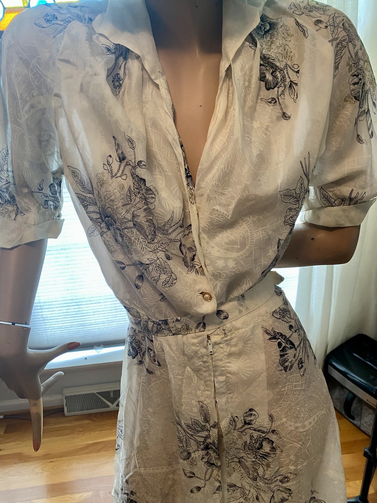 VINTAGE 40s 50s 100% Silk Shirt Dress 30”waist fab flower print and fabric.