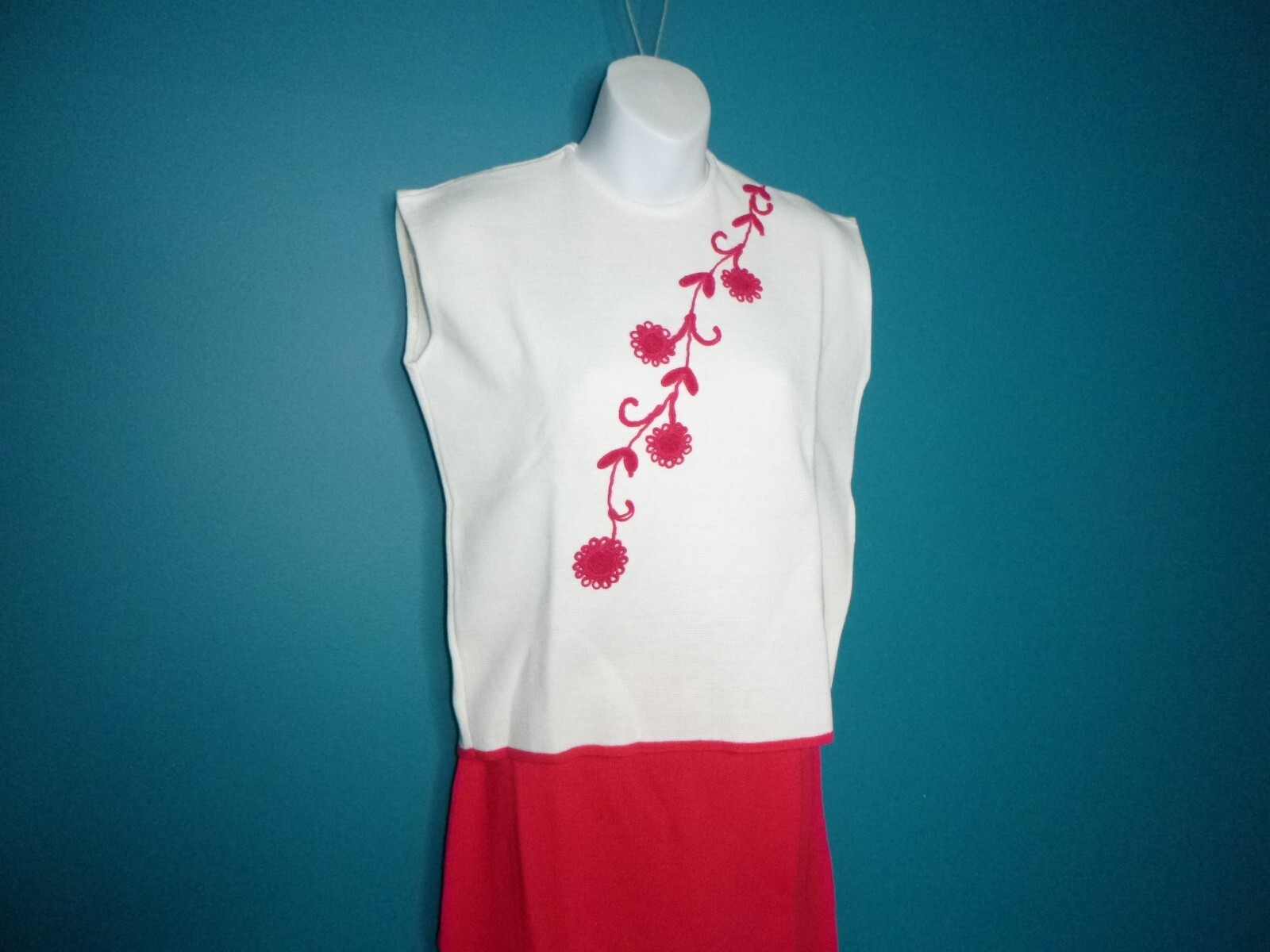 NOS Vtg 70s Sweater Knit Skirt & Top Magenta Off White Embroidered Flowers Sz M