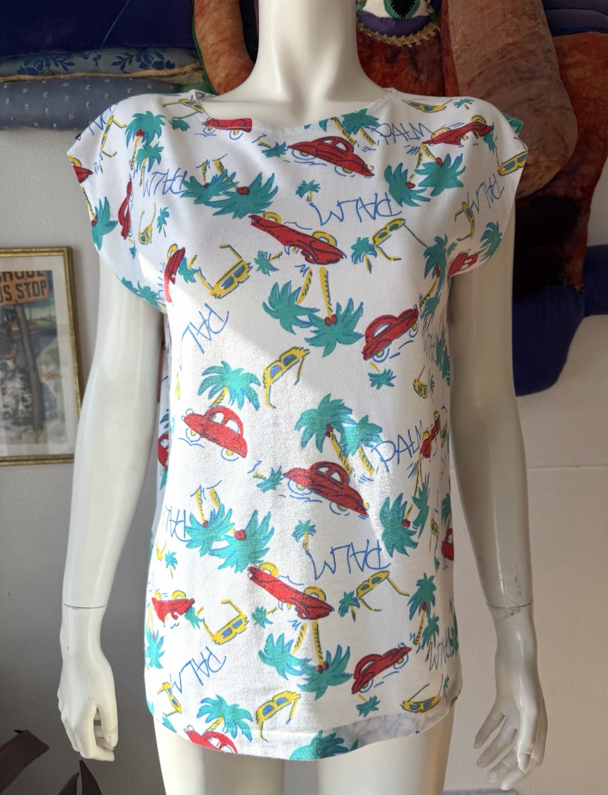 Vintage 80’s NOVELTY BEACH SHIRT Tee Palm Trees Sunglasses Cap Sleeve Hey Doll!