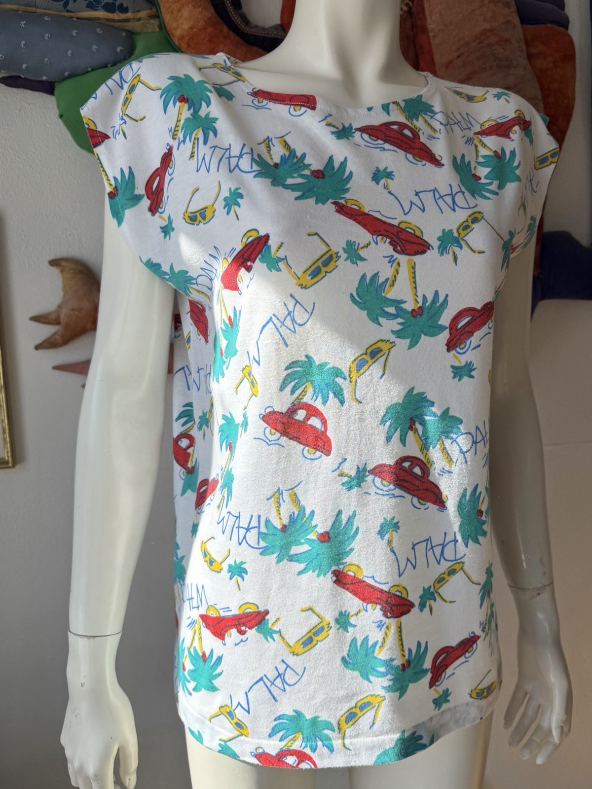 Vintage 80’s NOVELTY BEACH SHIRT Tee Palm Trees Sunglasses Cap Sleeve Hey Doll!