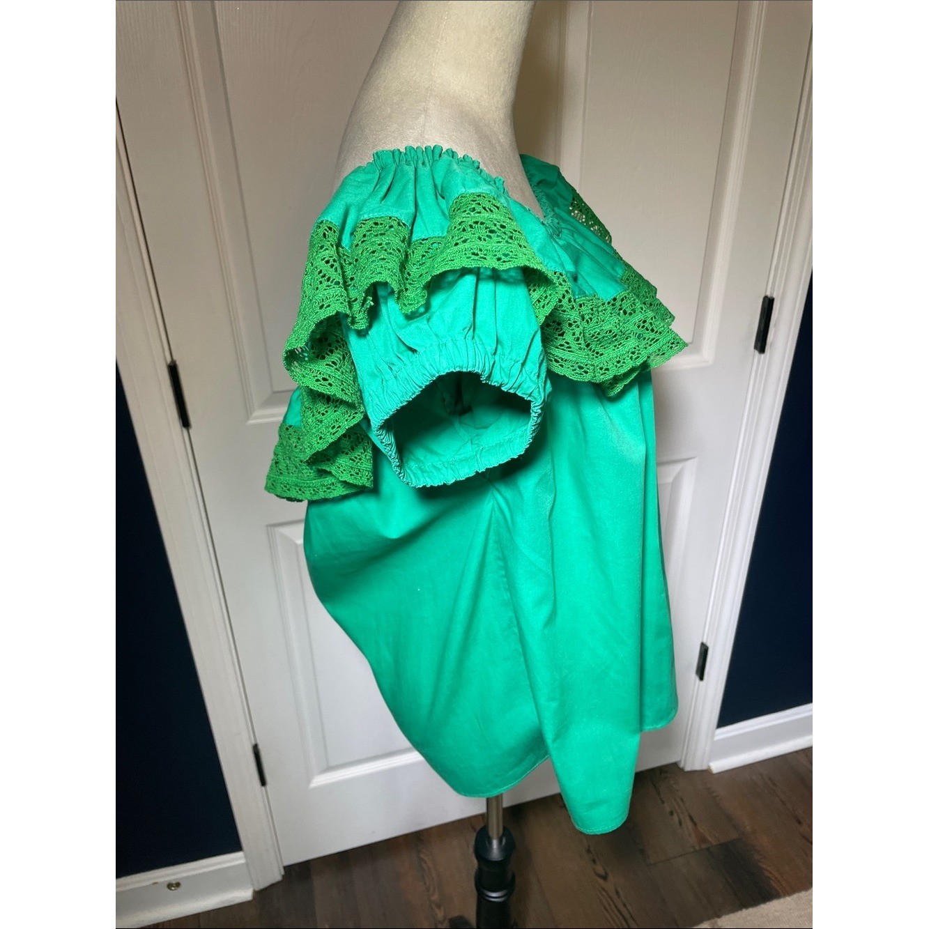 Vintage 70s Tachi Castillo Green Off-Shoulder Peasant Blouse Lace Trim Size M
