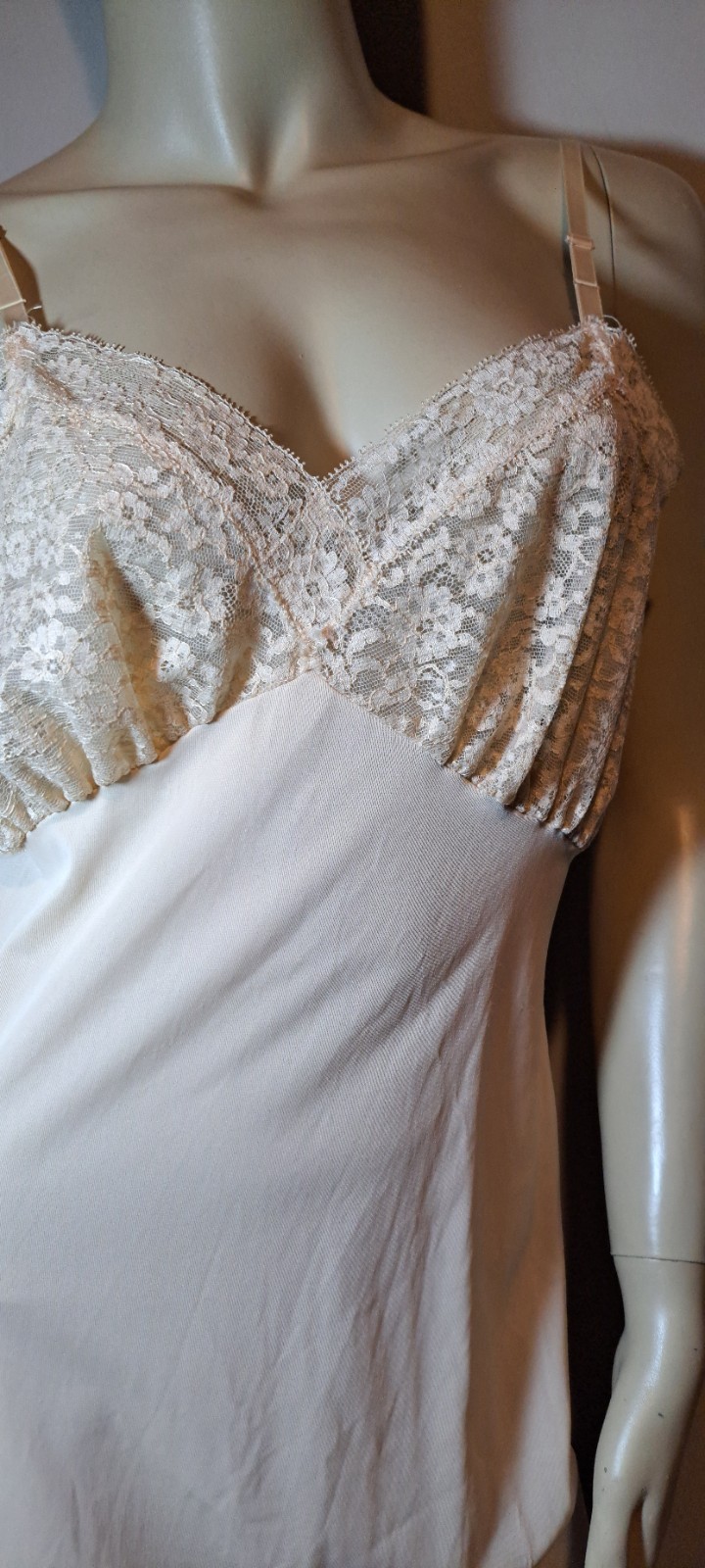 Vtg 70s Van Raalte Beige Nylon Opaqulon Full Slip 34 Beautiful Lace Bust Hem