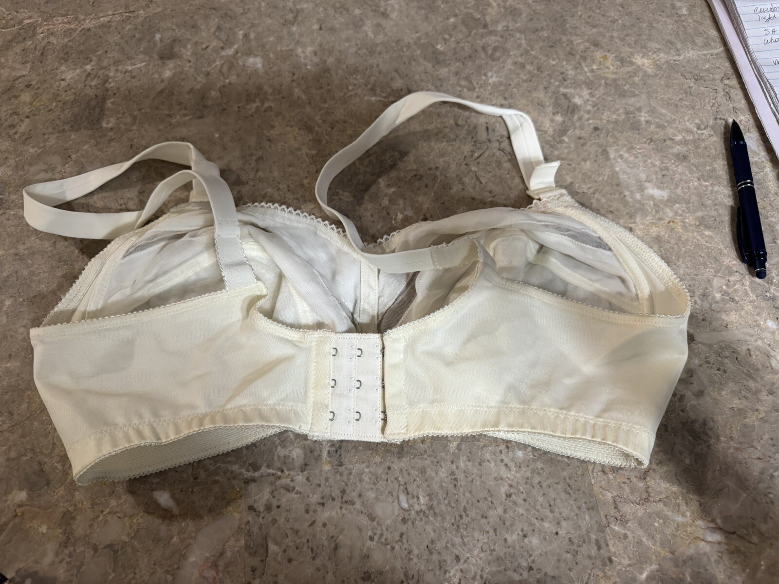 VINTAGE MAGIC TOUCH GLAMORISE BRA! 40 C. CREAM