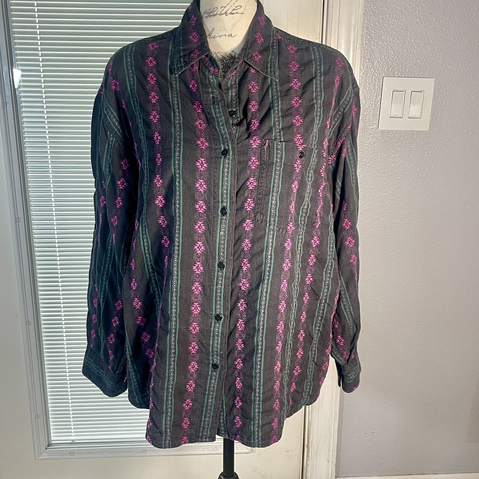 Futures Vtg 90’s Aztec Embroidered Distressed Worn Button Up Grunge Top Sz 1X